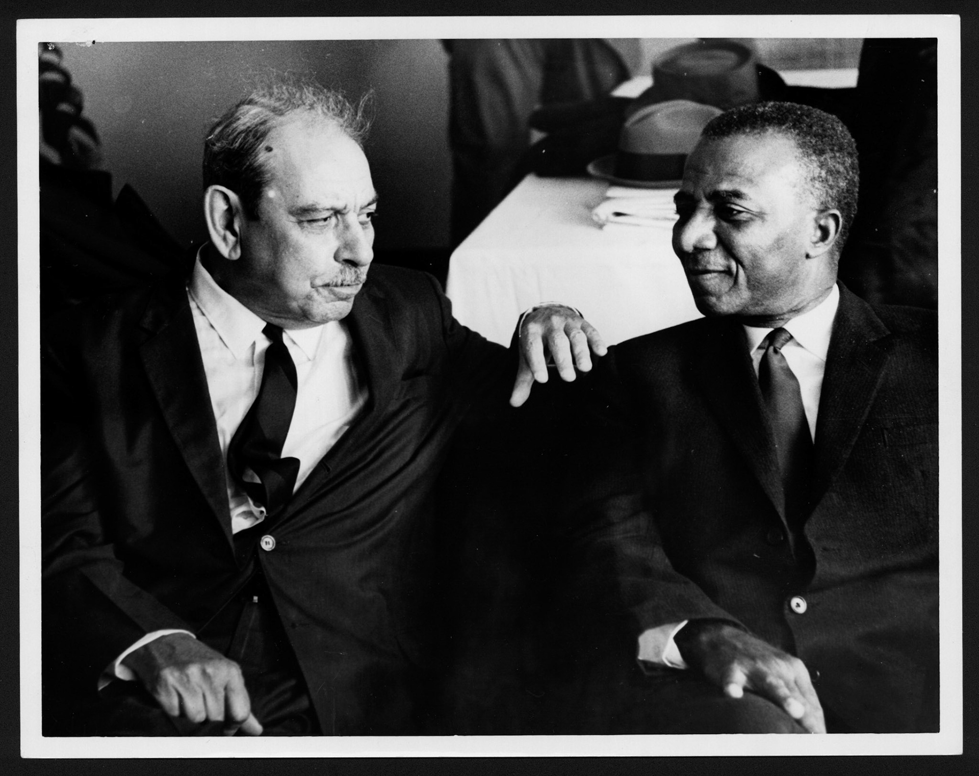 LUIS MUÑOZ MARÍN CONVERSANDO CON EL PRESIDENTE DE TOGO EN EL AEREOPUERTO DE ISLA VERDE.MARZO 27, 1962