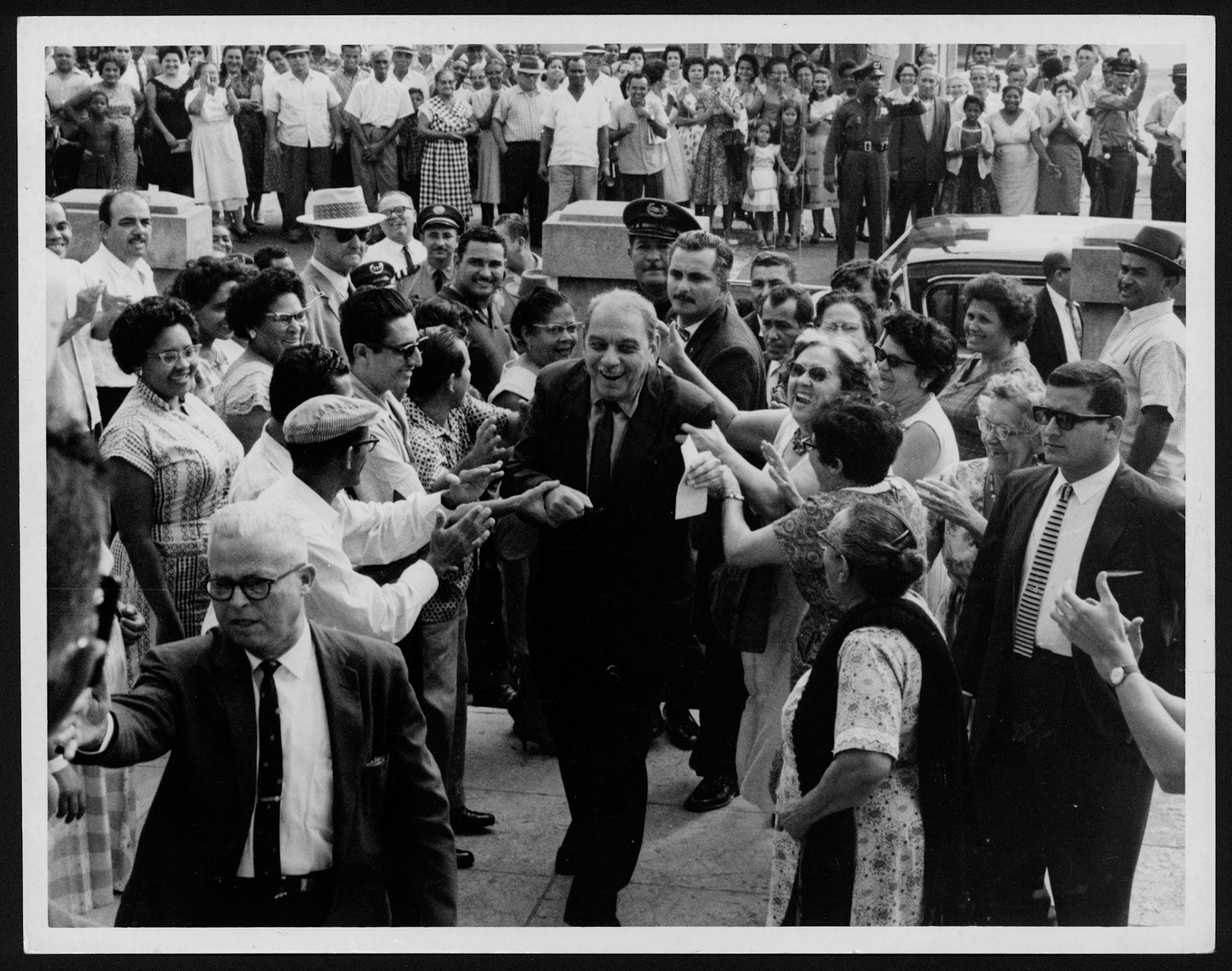 Grupo aclamando a Muñoz al entrar en la Escuela Barbosa para emitir su voto en el referéndum.Diciembre 11, 1961