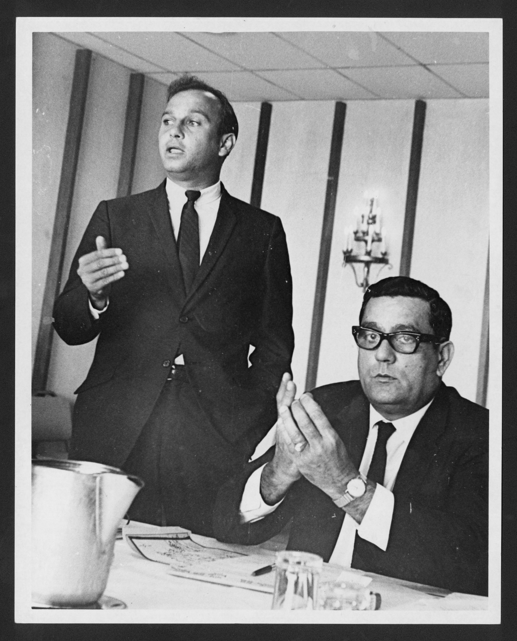De pie Lcdo. José Luis Rodríguez, Pres. Pro Tempore Partido del Pueblo, Alfredo Vidal Chacón."Marzo 1967