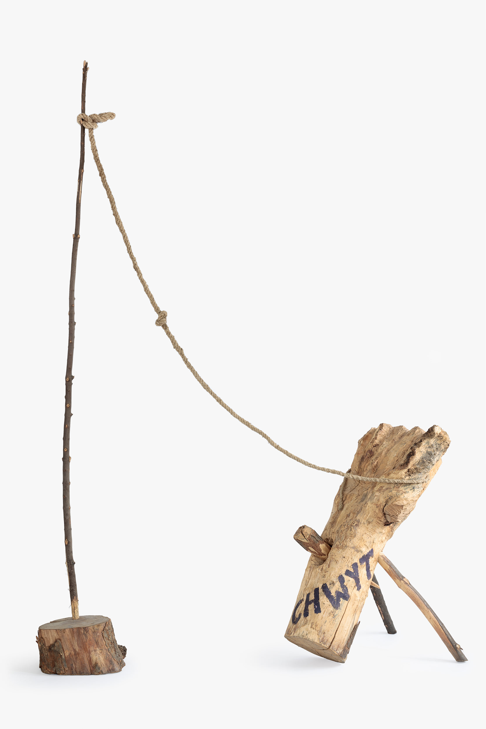 Jerzy Bereś, Chwyt; wood, line, acrylic; 261 x 48 x 205 cm; 1989