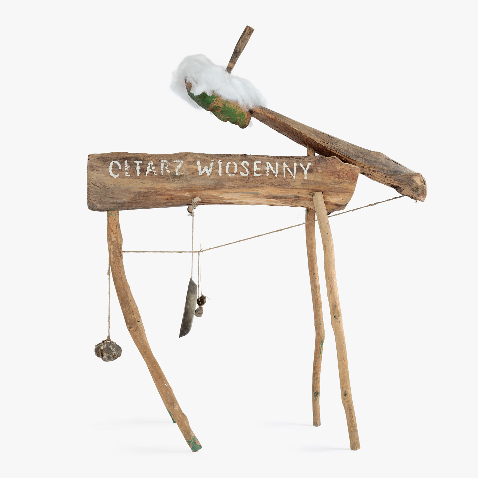 Jerzy Bereś, Ołtarz wiosenny; wood, stones, line, pan, soil, cotton, acrylic; 166 x 140 x 70; 1974