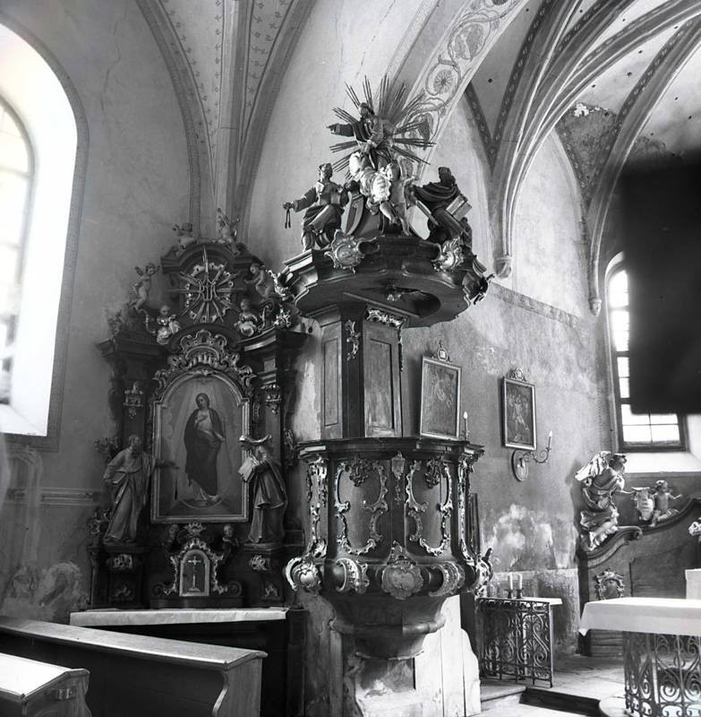 Boční oltář a kazatelna, 1976