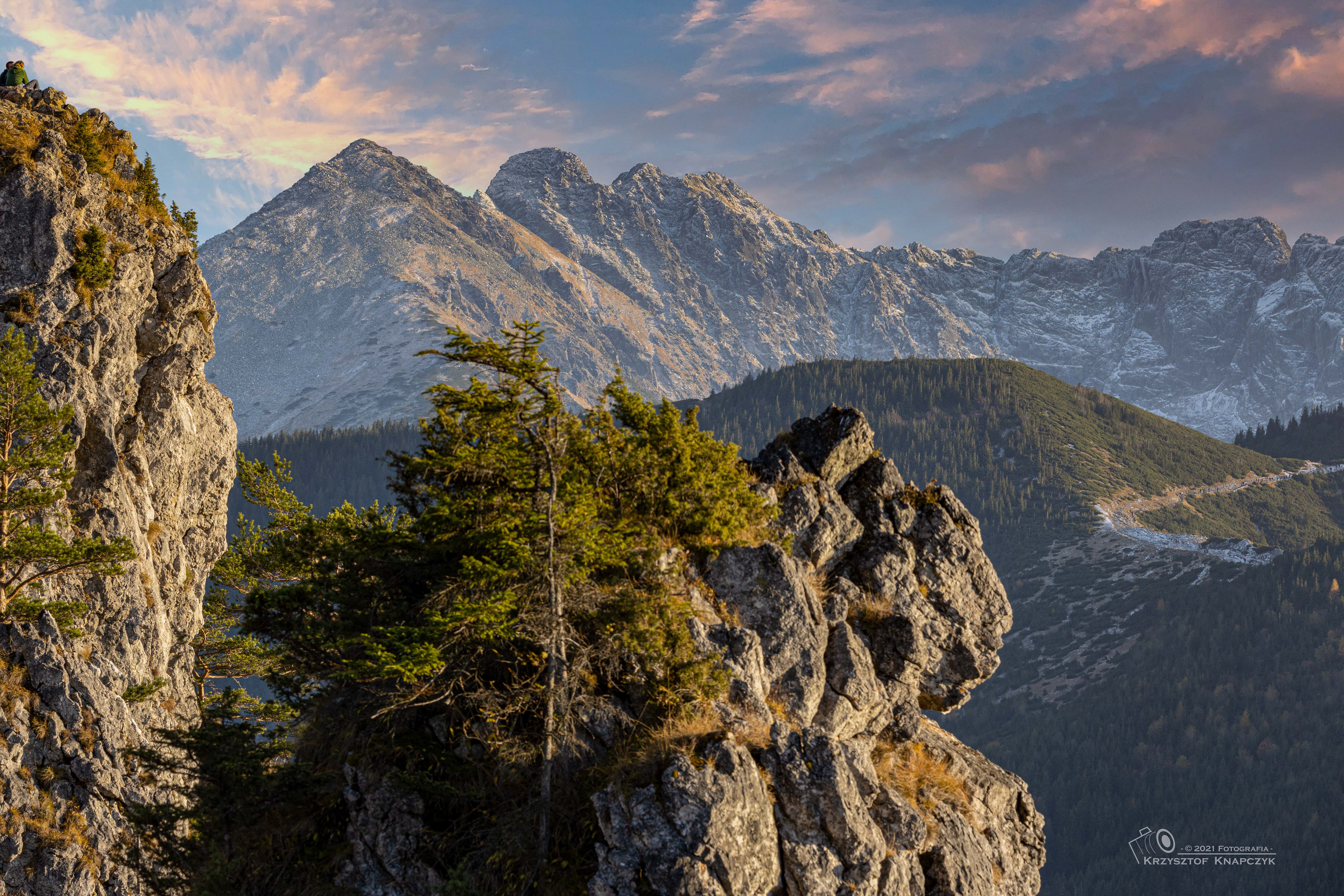 Widok z Nosala na Tatry Wysokie. Z prawej widoczny szlak Skupniowego Upłazu
