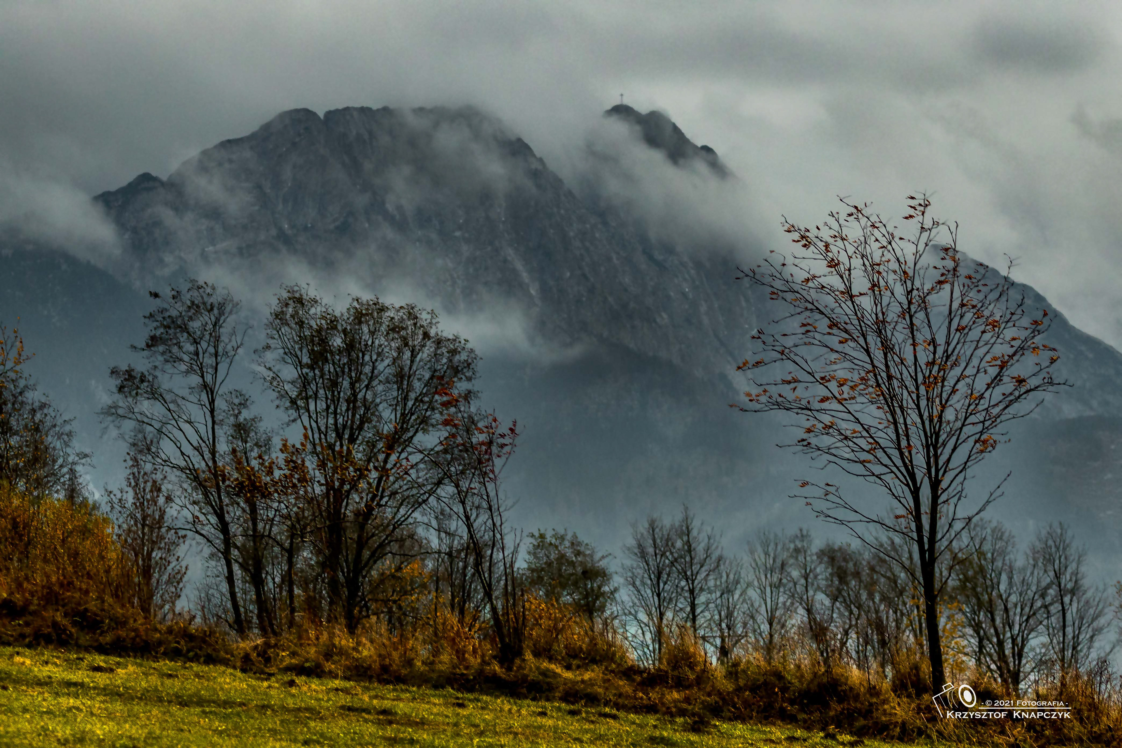 Mglisty Giewont widziany z Poronina