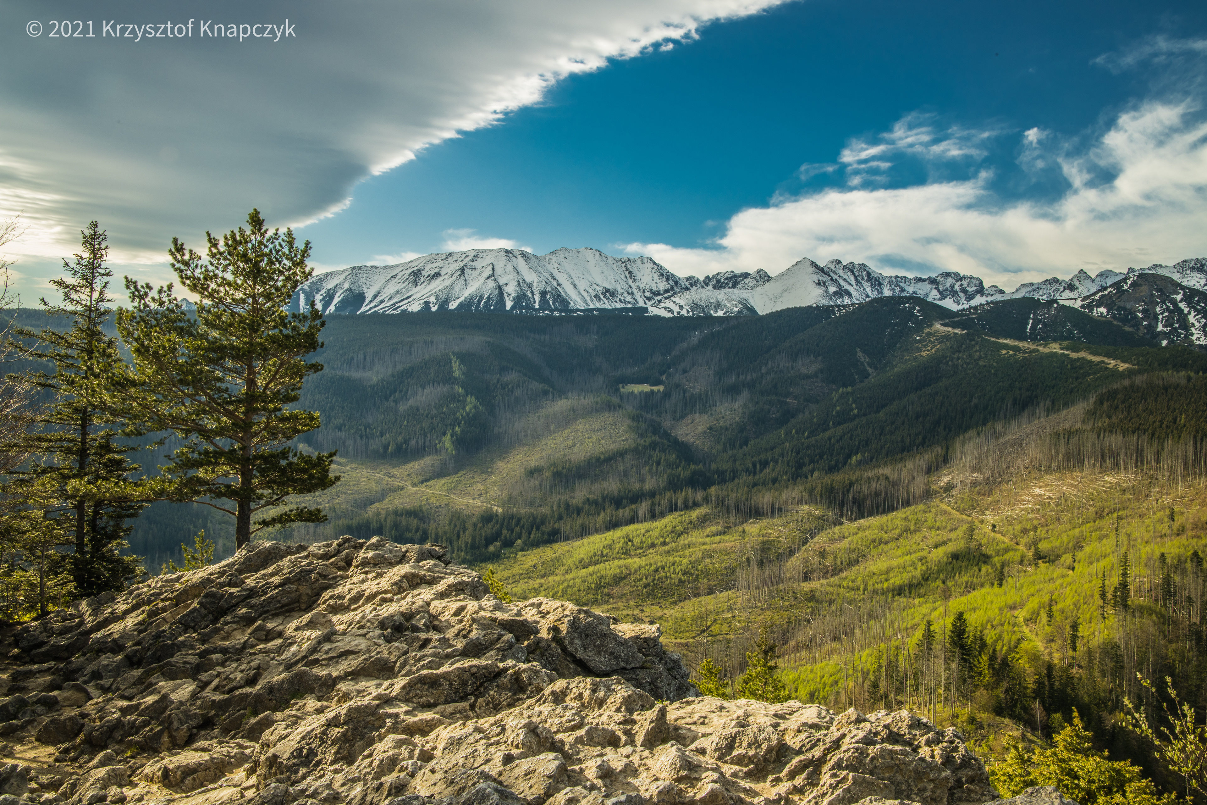 2021 maj. Widok z Nosala na Tatry Wysokie.