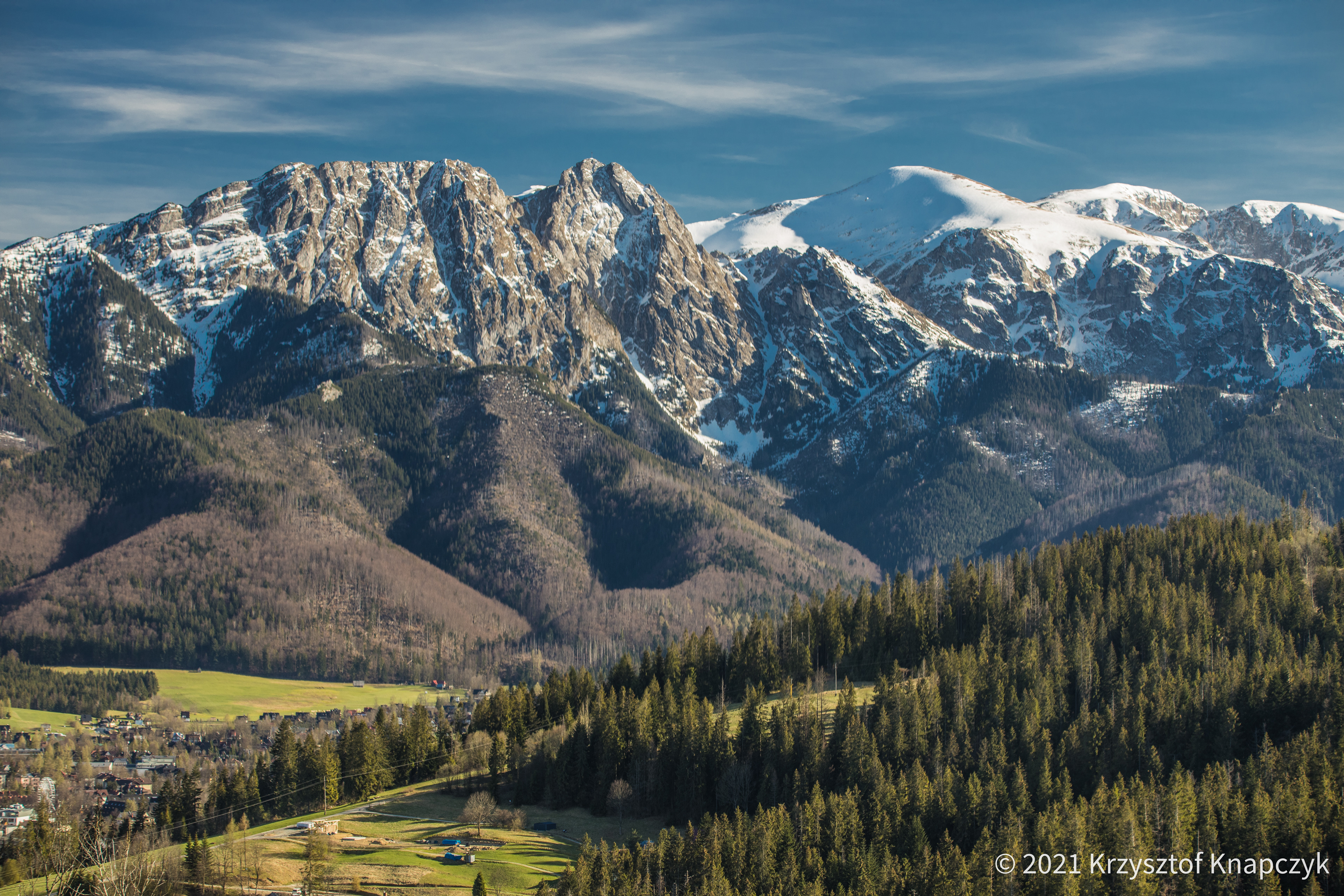 2021 maj. Widok z Zębu na Zakopane i Tatry Zachodnie