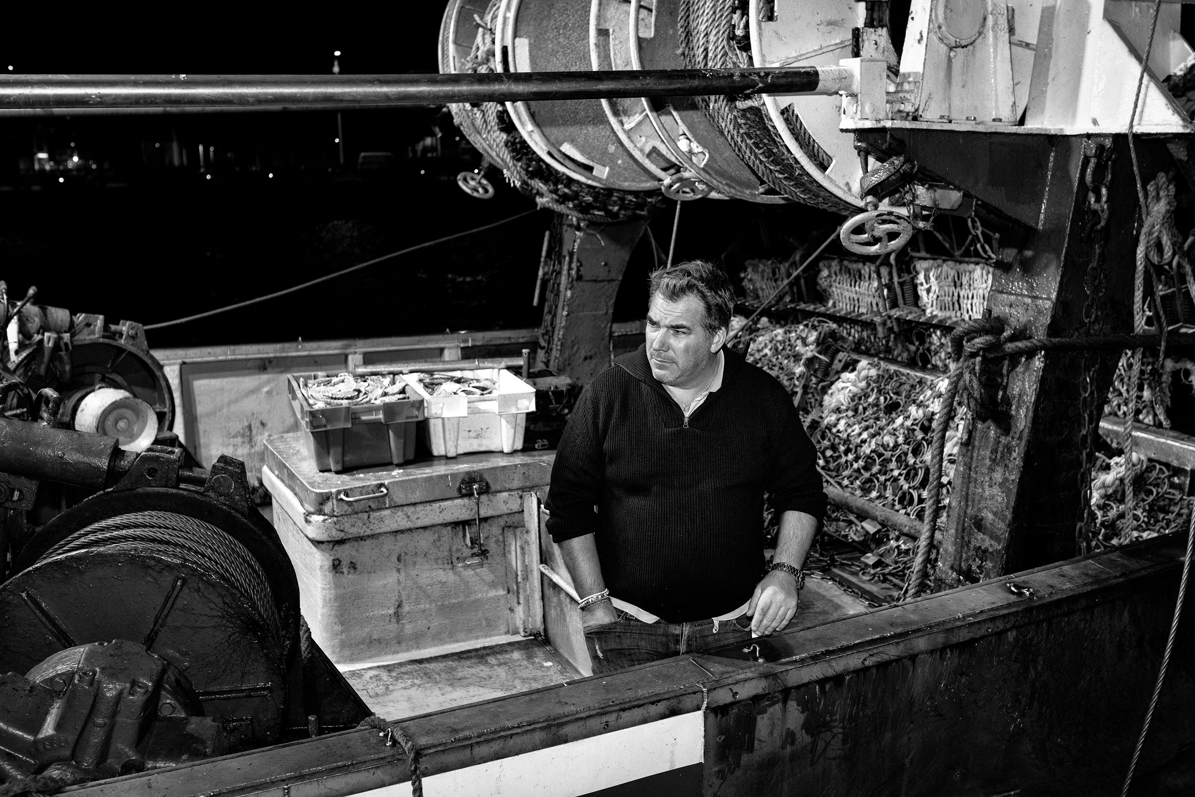 Pêcheurs de Trouville-sur-Mer — reportage au cœur du port, entre effort, solidarité et authenticité. Série réalisée par Steve Perchey.