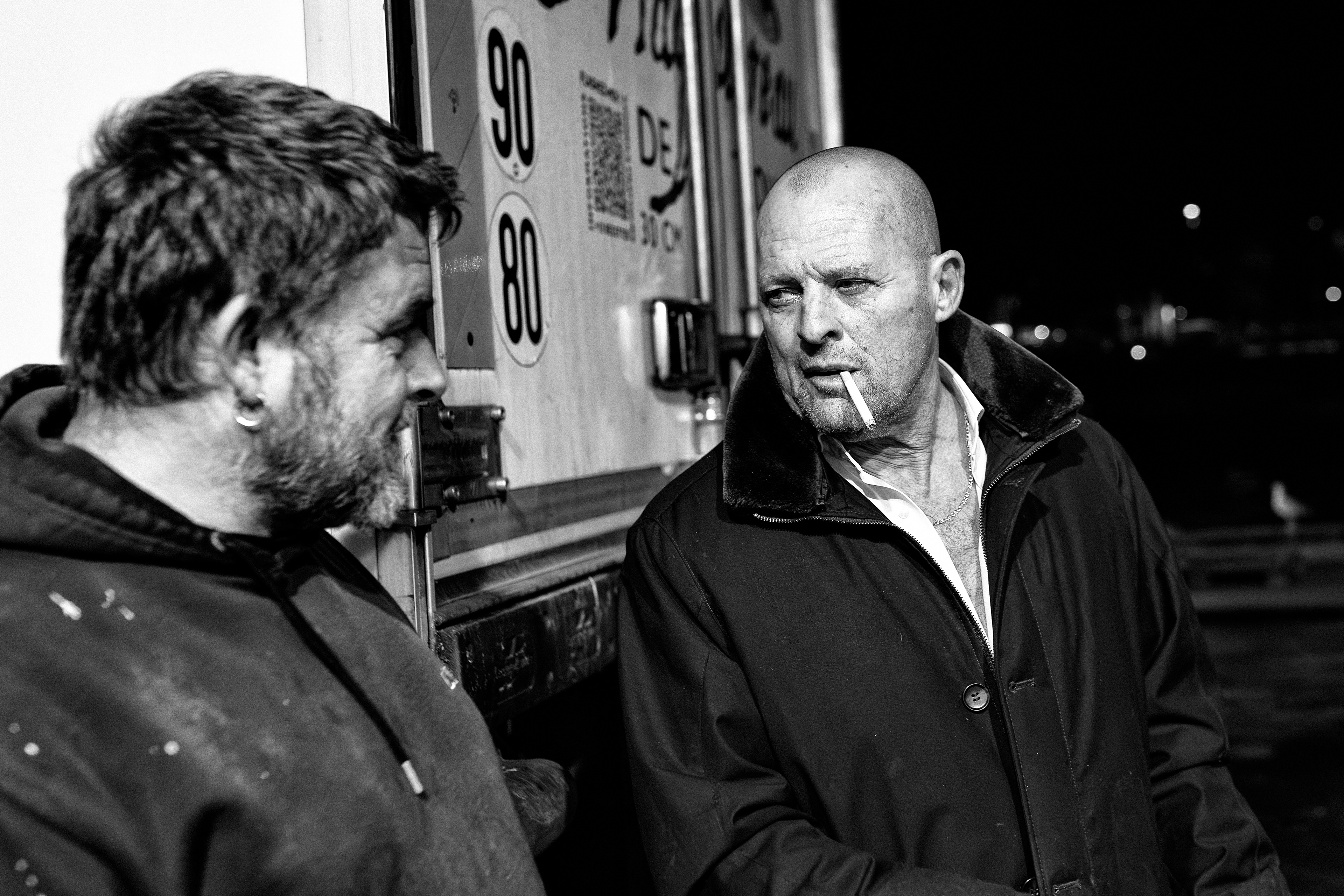 Pêcheurs de Trouville-sur-Mer — reportage au cœur du port, entre effort, solidarité et authenticité. Série réalisée par Steve Perchey.