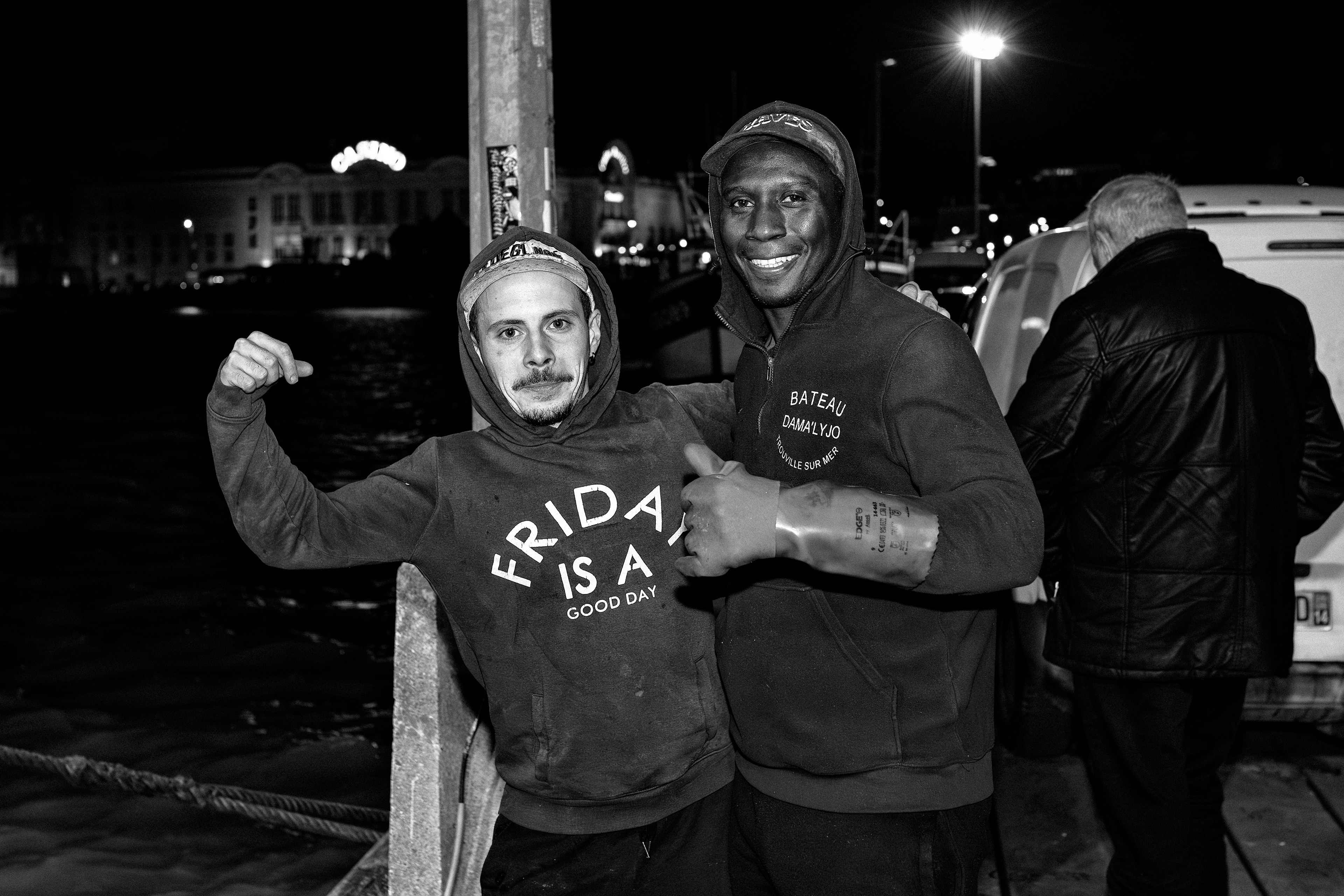 Pêcheurs de Trouville-sur-Mer — reportage au cœur du port, entre effort, solidarité et authenticité. Série réalisée par Steve Perchey.