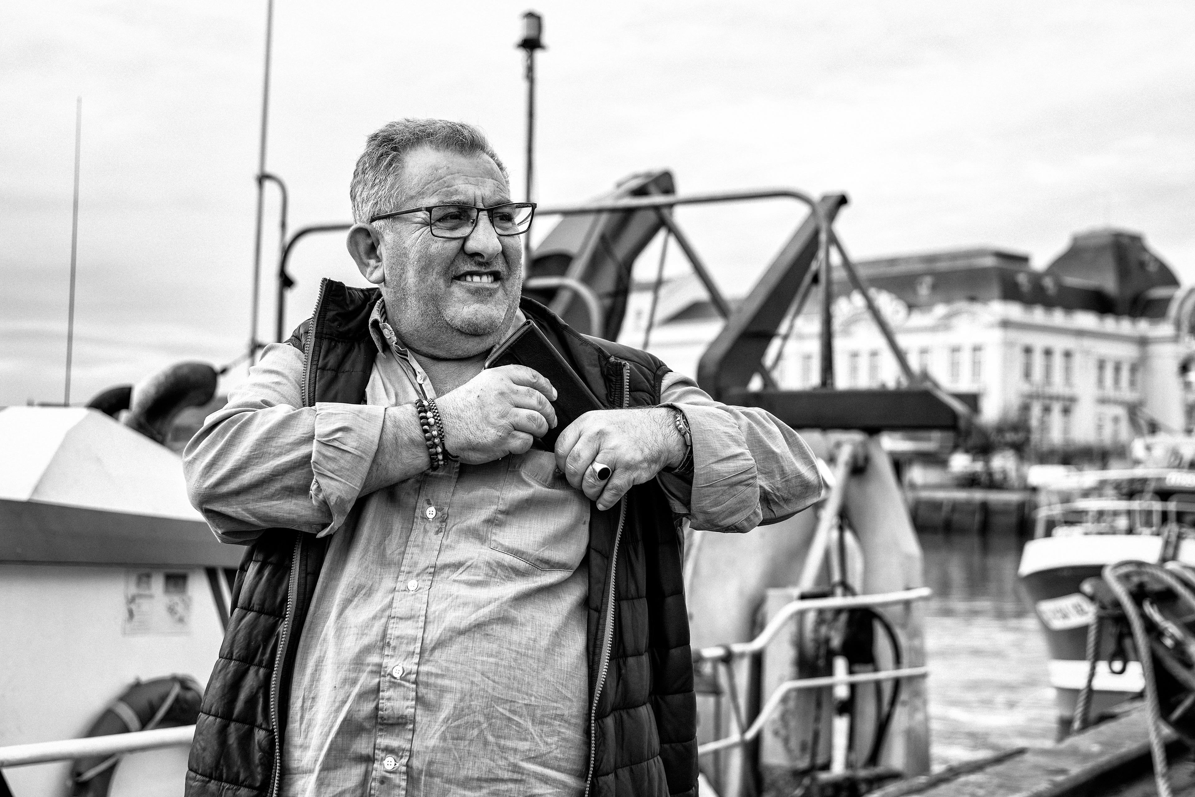 Pêcheurs de Trouville-sur-Mer — reportage au cœur du port, entre effort, solidarité et authenticité. Série réalisée par Steve Perchey.