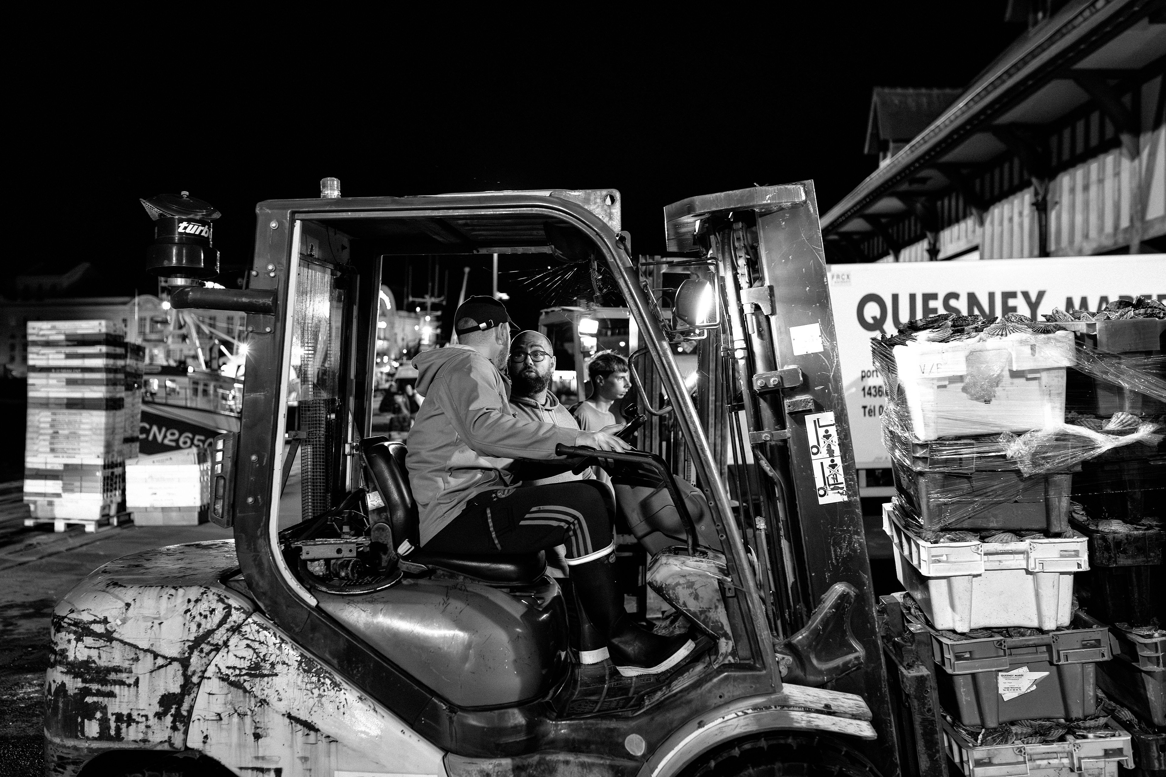 Pêcheurs de Trouville-sur-Mer — reportage au cœur du port, entre effort, solidarité et authenticité. Série réalisée par Steve Perchey.
