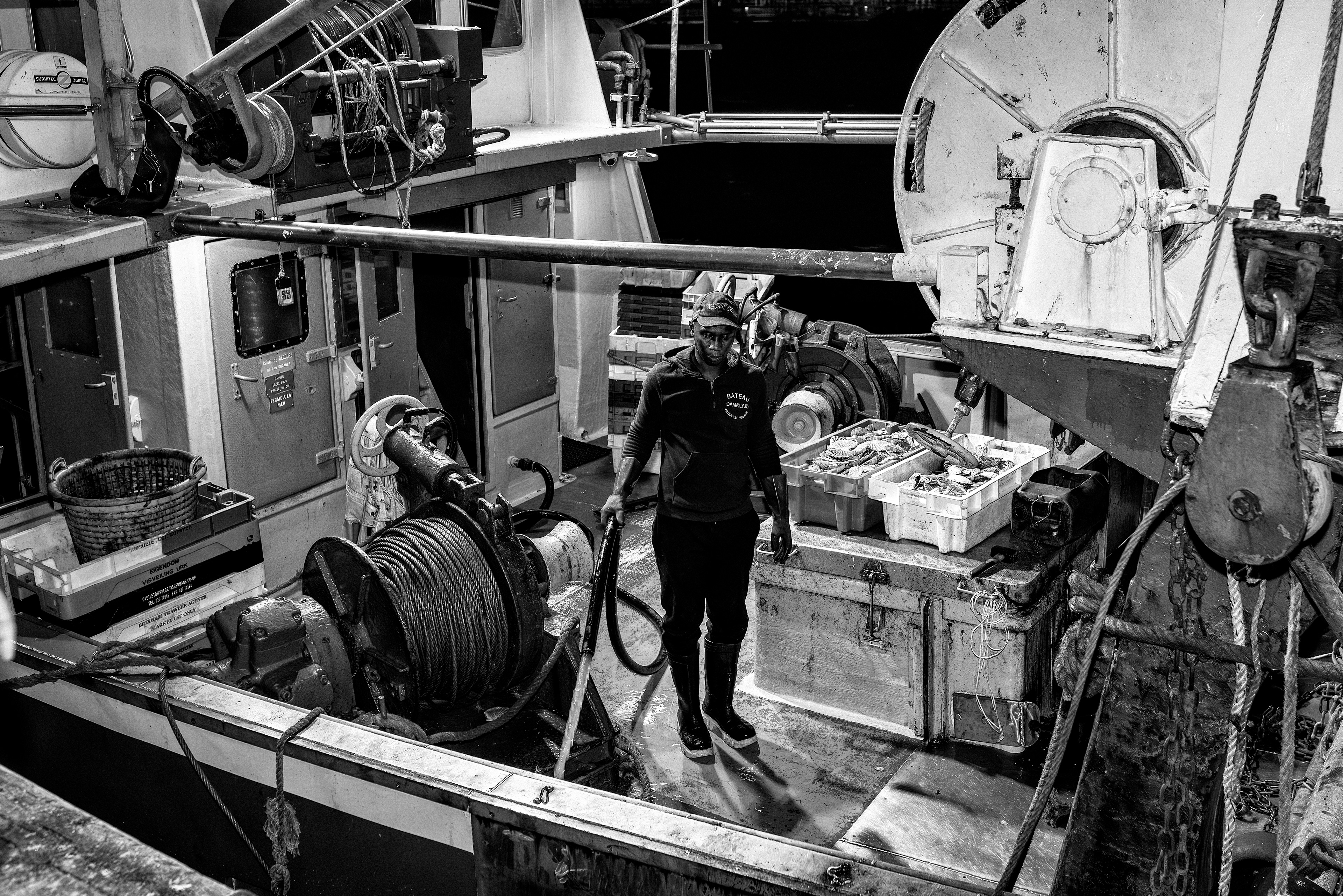 Pêcheurs de Trouville-sur-Mer — reportage au cœur du port, entre effort, solidarité et authenticité. Série réalisée par Steve Perchey.