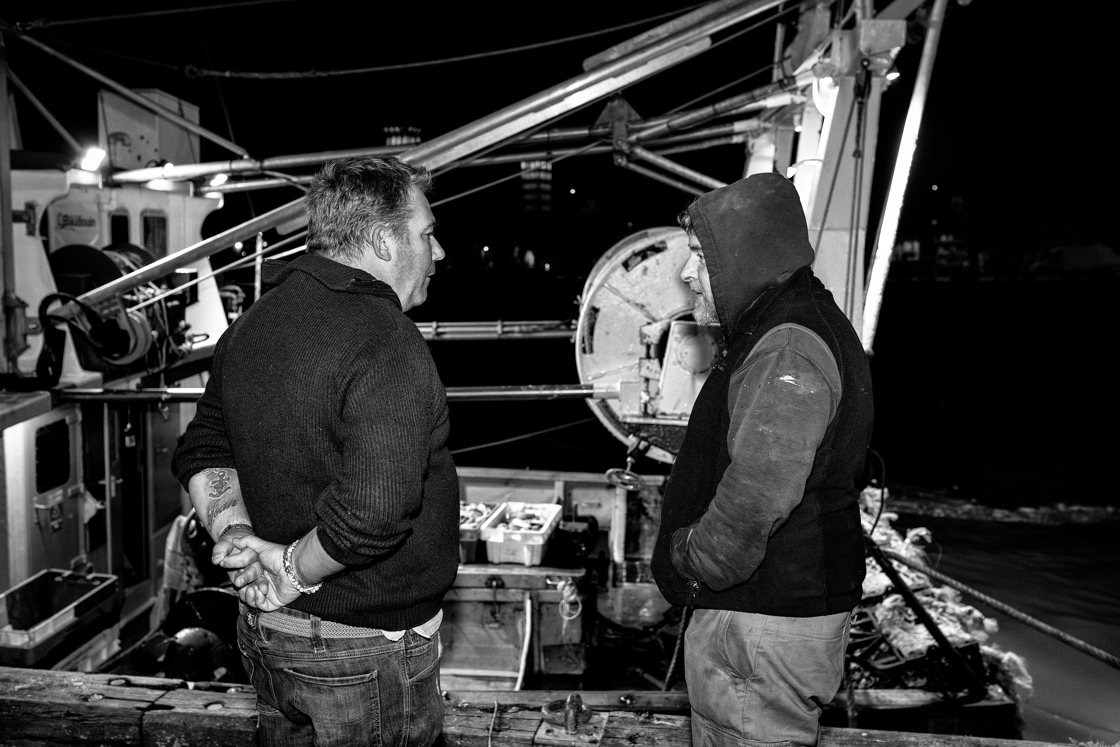 Pêcheurs de Trouville-sur-Mer — reportage au cœur du port, entre effort, solidarité et authenticité. Série réalisée par Steve Perchey.