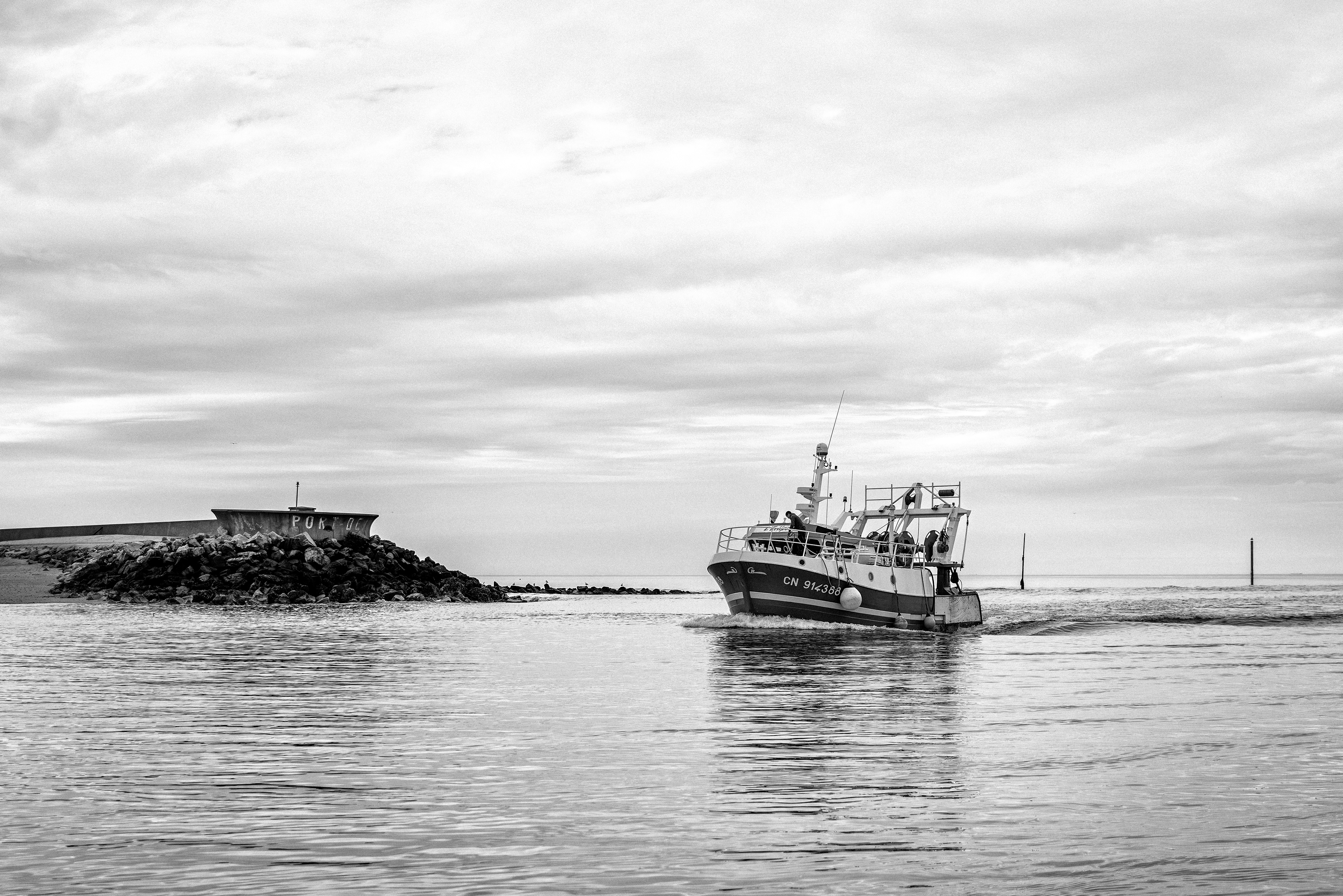 Pêcheurs de Trouville-sur-Mer — reportage au cœur du port, entre effort, solidarité et authenticité. Série réalisée par Steve Perchey.