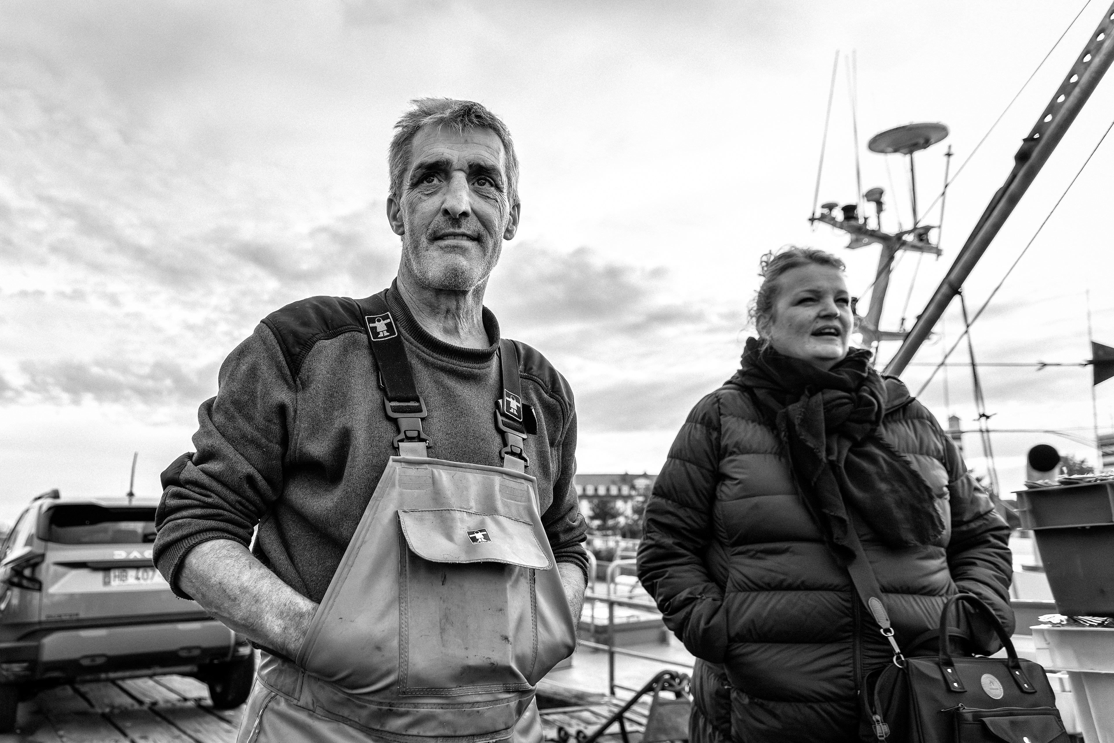 Pêcheurs de Trouville-sur-Mer — reportage au cœur du port, entre effort, solidarité et authenticité. Série réalisée par Steve Perchey.