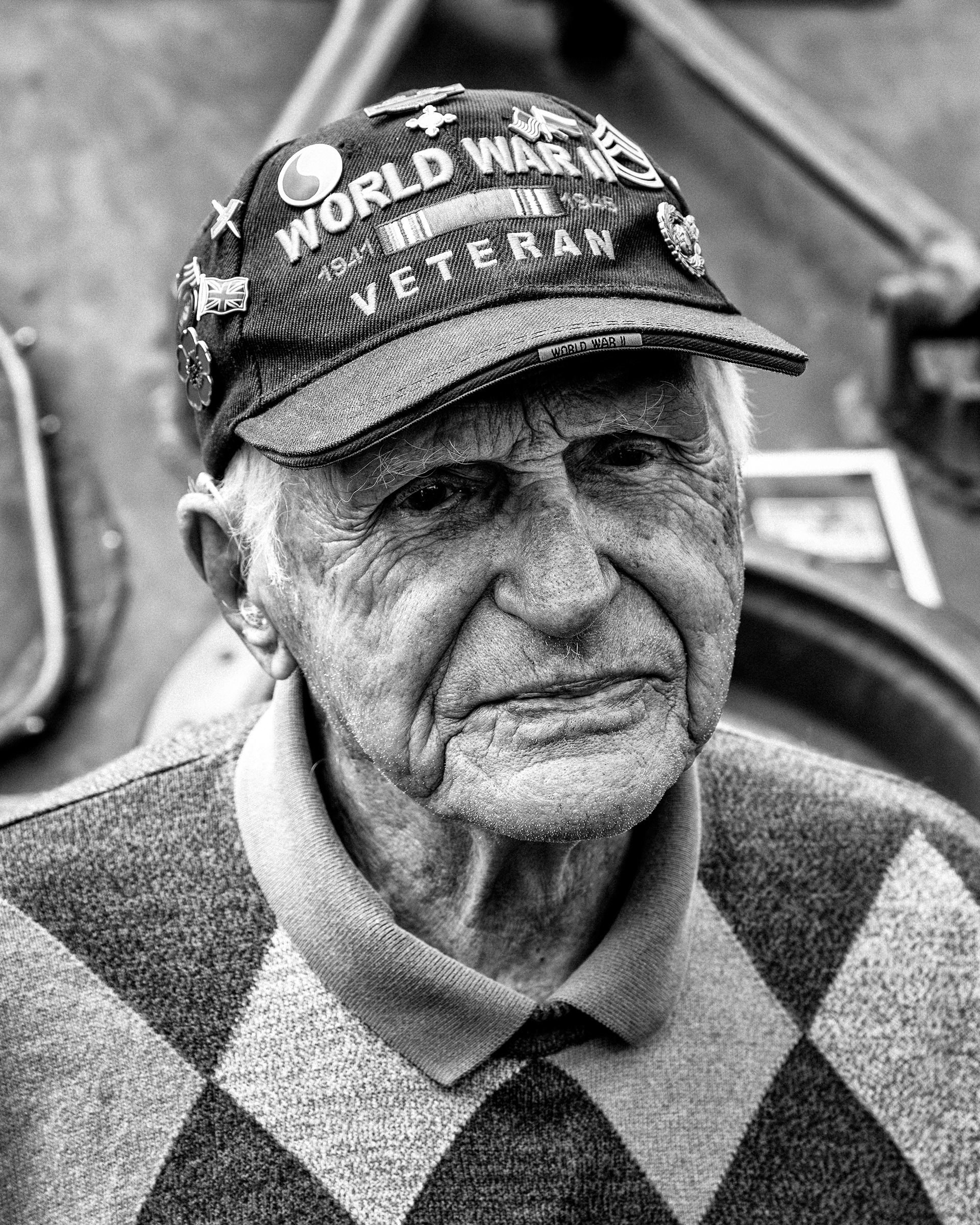 🇺🇸 Steven Melnikoff – 105 ans, témoin vivant d’Omaha Beach la sanglante 🇫🇷  Le 7 juin 1944, un jeune soldat de 24 ans, Steven Melnikoff, débarque sur la redoutable Omaha Beach, surnommée “la sanglante” en raison des lourdes pertes subies ce jour-là. Membre du 175e régiment d’infanterie de la 29e division, il fait face à un déluge de feu et d’acier, où chaque pas sur le sable est une lutte pour la survie.  Aujourd’hui, à 105 ans, Steven est l’un des derniers vétérans américains du Débarquement encore en vie. En 2024, lors du 80e anniversaire du D-Day, il est revenu en Normandie pour honorer la mémoire de ses camarades tombés au combat. Son regard porte le poids des souvenirs d’une époque où le monde était en feu, et où des jeunes hommes comme lui ont risqué leur vie pour défendre des idéaux de liberté et de paix.  Je suis fier d’avoir pu capturer ce moment précieux, immortalisant le courage et le sacrifice de Steven. Que cette image serve de rappel éternel de l’héroïsme de ceux qui ont combattu pour notre liberté.  📍 Normandie, 2024 – 80e anniversaire du Débarquement