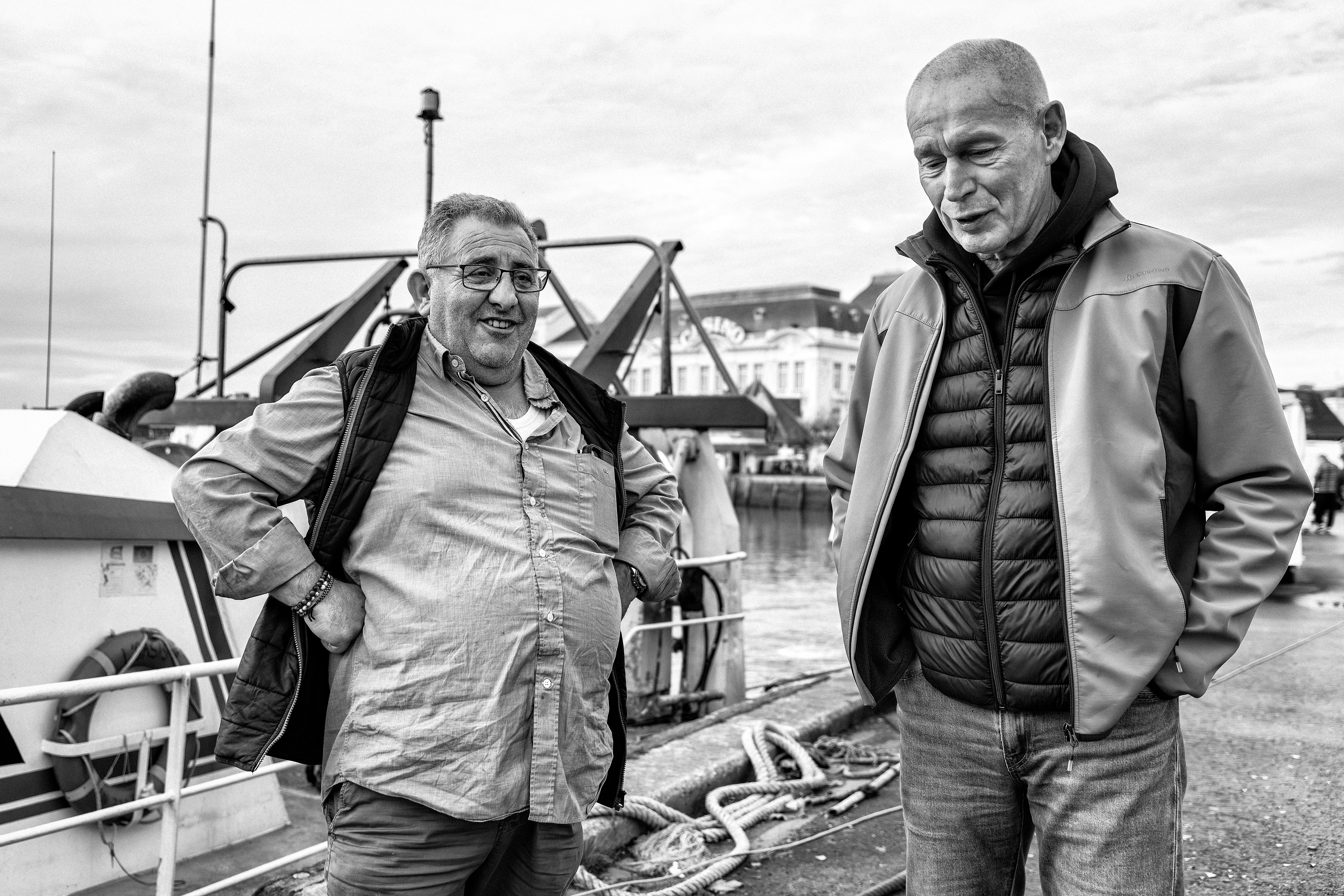 Pêcheurs de Trouville-sur-Mer — reportage au cœur du port, entre effort, solidarité et authenticité. Série réalisée par Steve Perchey.