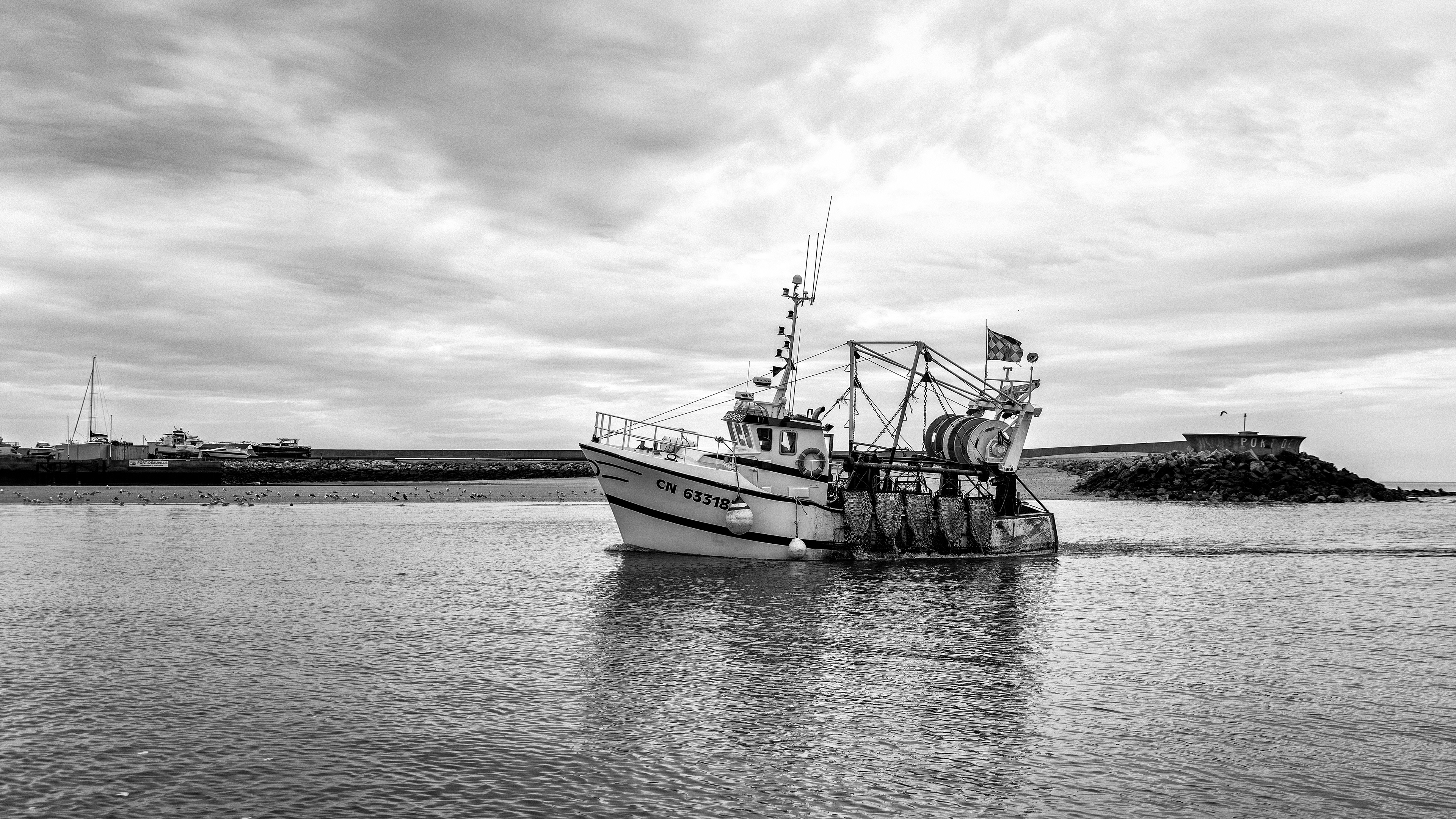 Pêcheurs de Trouville-sur-Mer — reportage au cœur du port, entre effort, solidarité et authenticité. Série réalisée par Steve Perchey.