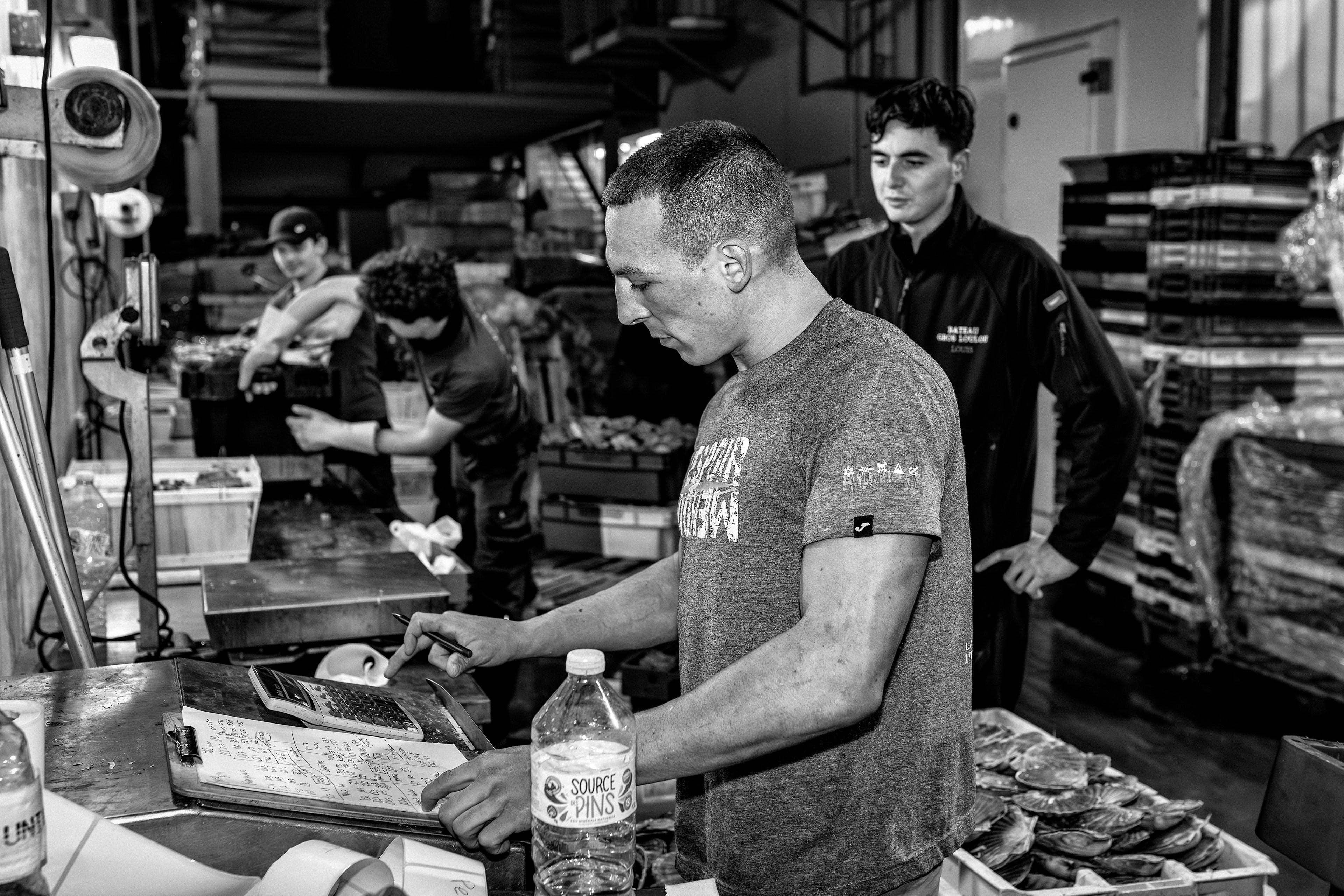 Pêcheurs de Trouville-sur-Mer — reportage au cœur du port, entre effort, solidarité et authenticité. Série réalisée par Steve Perchey.