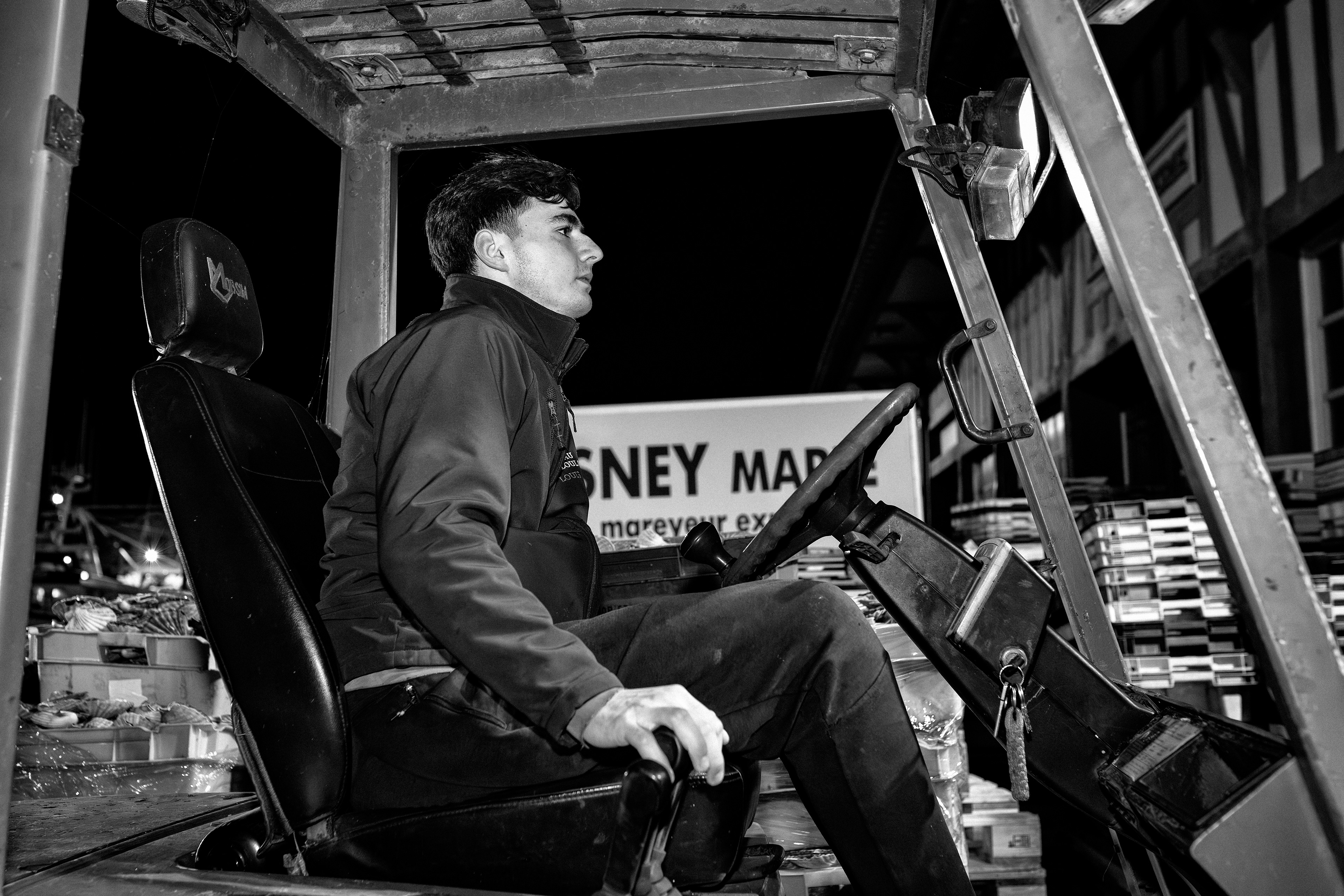Pêcheurs de Trouville-sur-Mer — reportage au cœur du port, entre effort, solidarité et authenticité. Série réalisée par Steve Perchey.