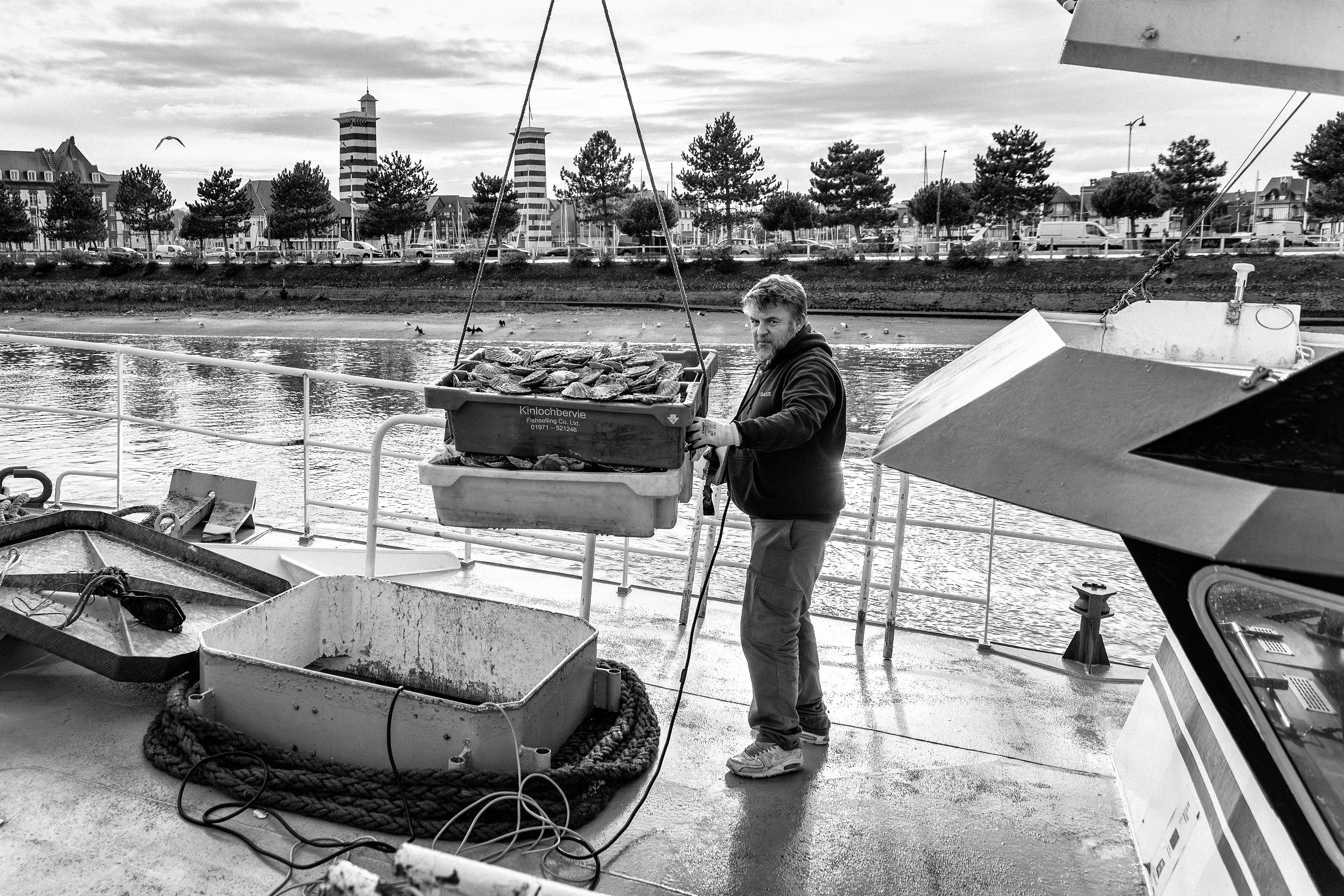 Pêcheurs de Trouville-sur-Mer — reportage au cœur du port, entre effort, solidarité et authenticité. Série réalisée par Steve Perchey.