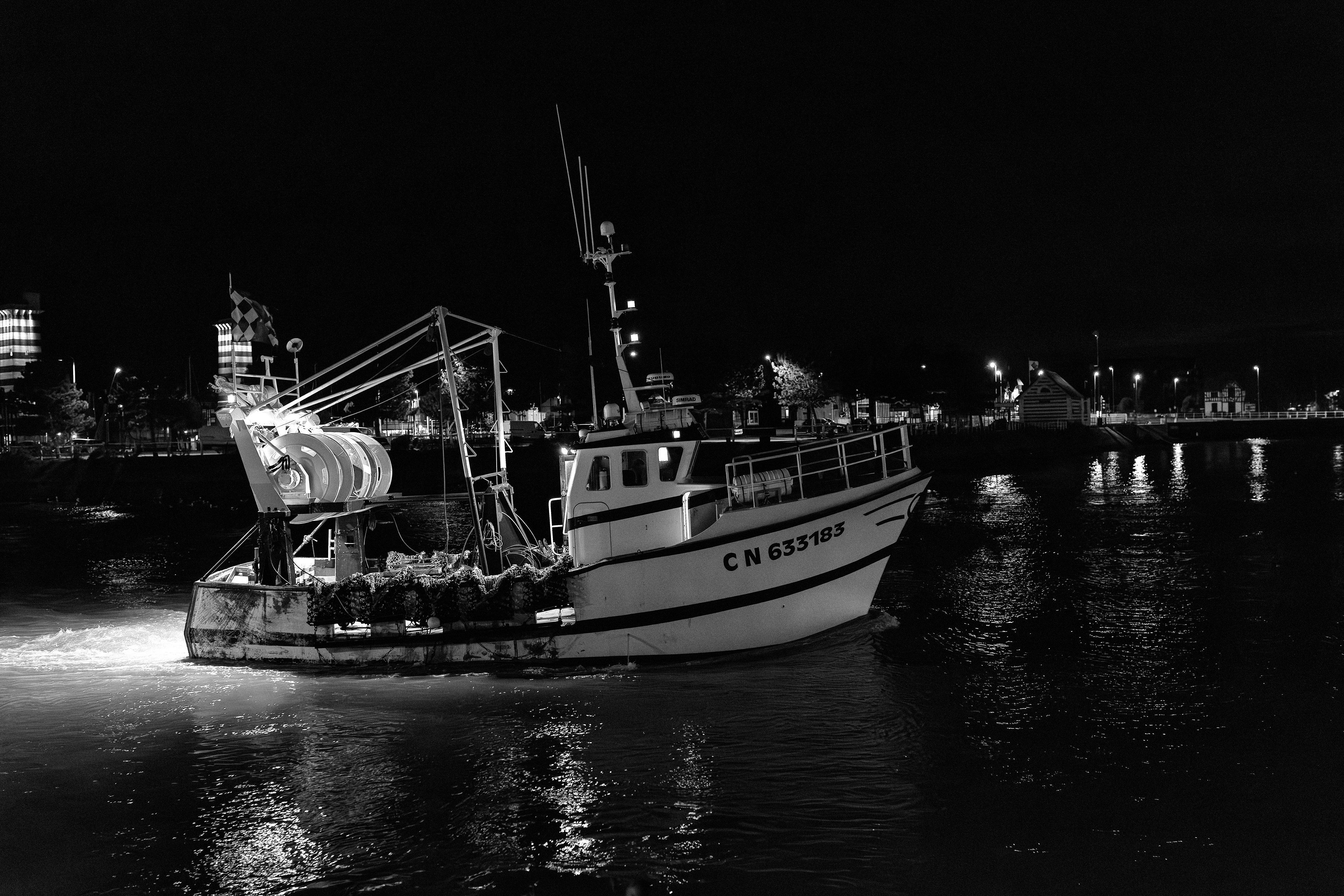 Pêcheurs de Trouville-sur-Mer — reportage au cœur du port, entre effort, solidarité et authenticité. Série réalisée par Steve Perchey.
