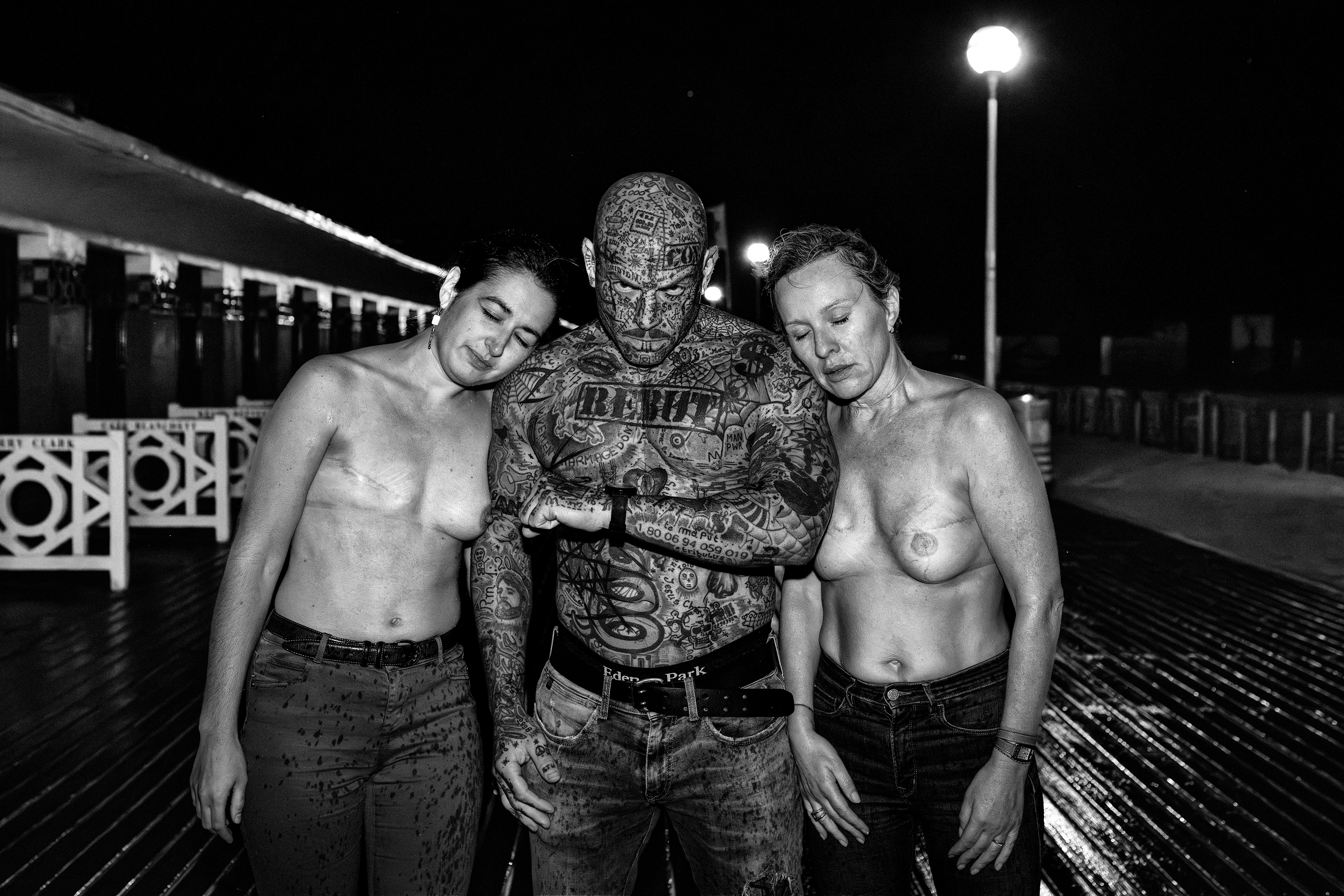 « Le Jugement » 🖤 Cette photo parle du regard que l’on porte sur les autres, souvent sans vraiment les connaître. Les trois personnes ici ont été jugées pour leur apparence — leurs tatouages, leurs cicatrices, leurs choix. Et pourtant, chacune d’elles incarne la force, la liberté et la bienveillance. À travers cette image, j’ai voulu rappeler qu’il ne faut jamais s’arrêter à ce que l’on voit. Chaque personne est libre de ses choix, et la différence ne définit pas la valeur d’un être humain. C’est une photo sur le respect, l’acceptation et le courage d’être soi, sans se cacher.