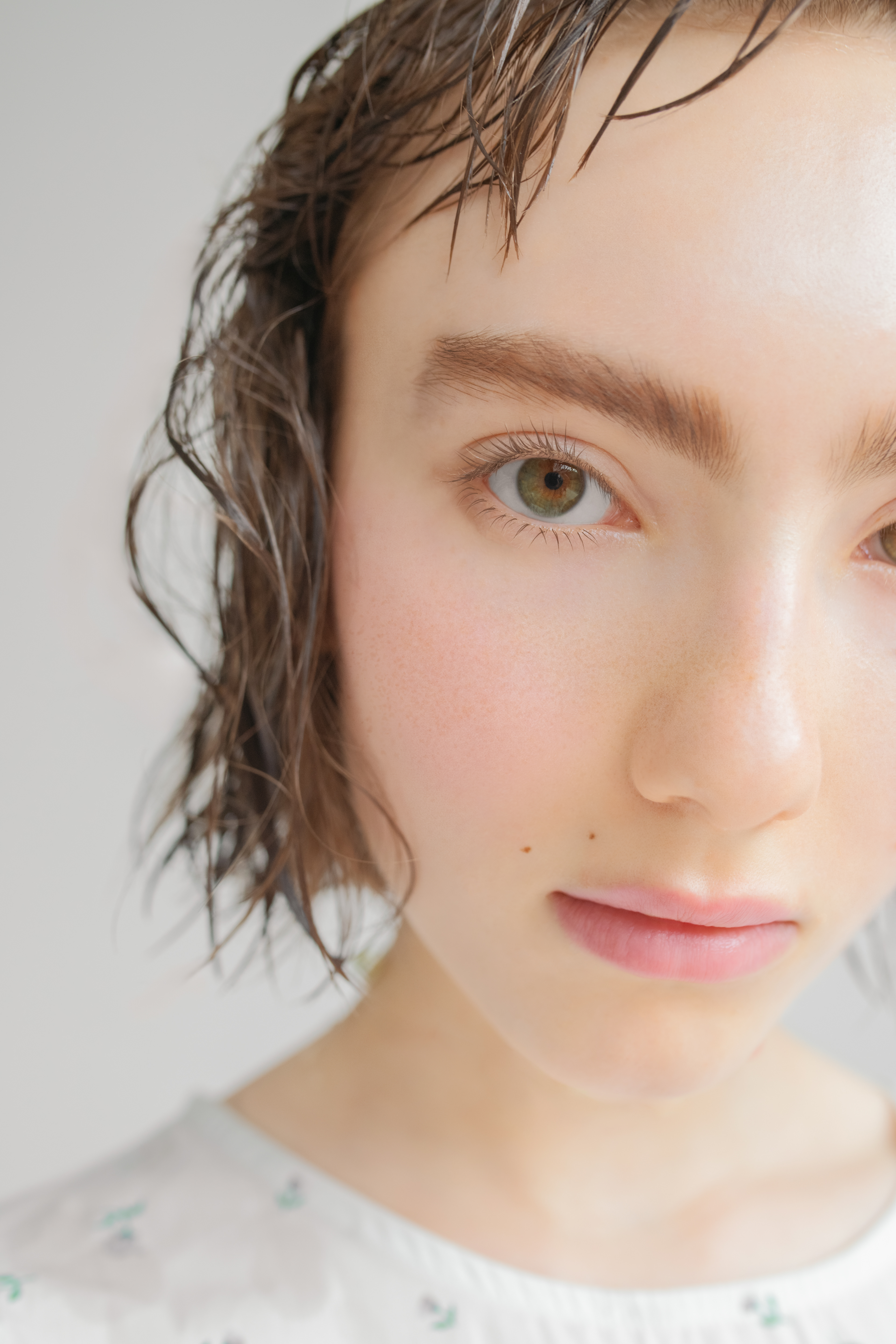 wet hair, natural makeup, natural skintones