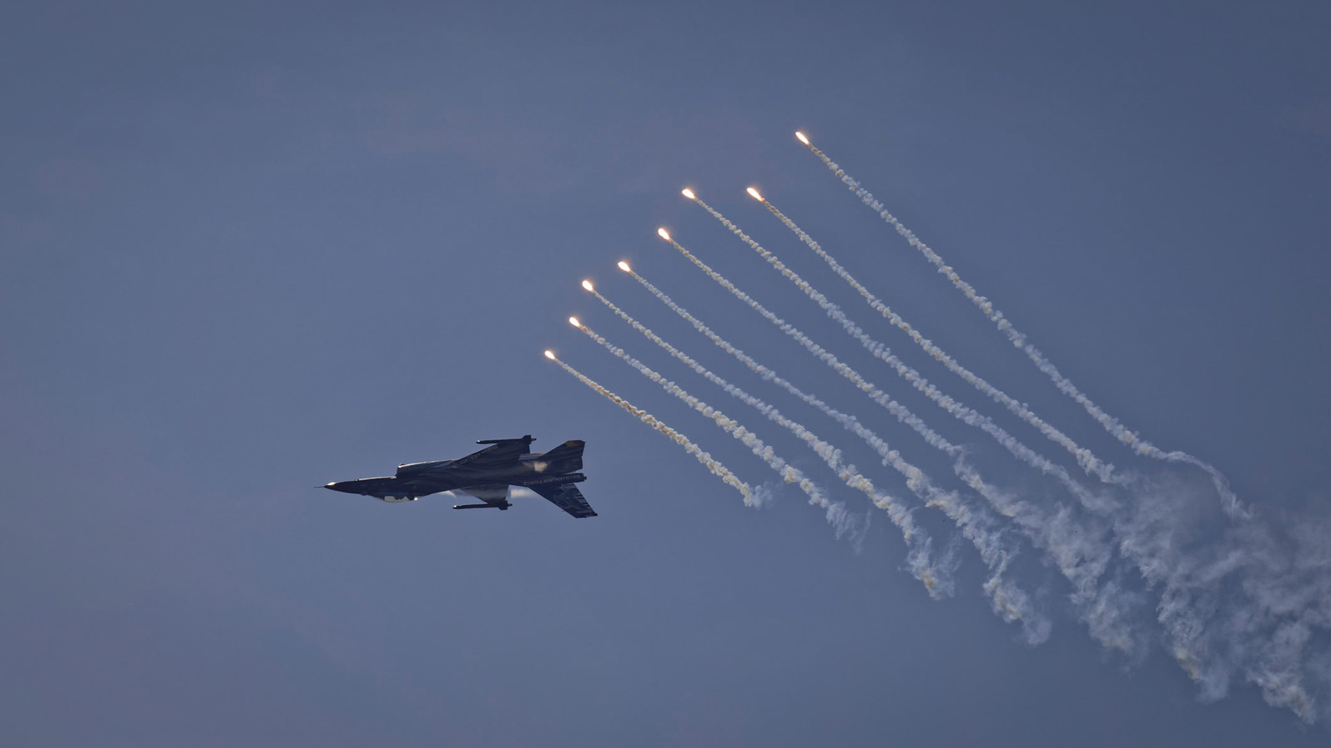 Belgian F16 ejects flares