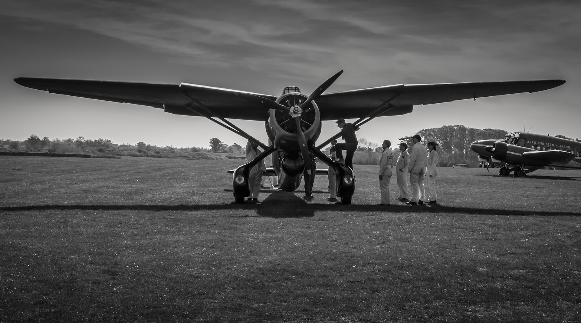 Intrigued ground crew seem unsure if the pilot is in.