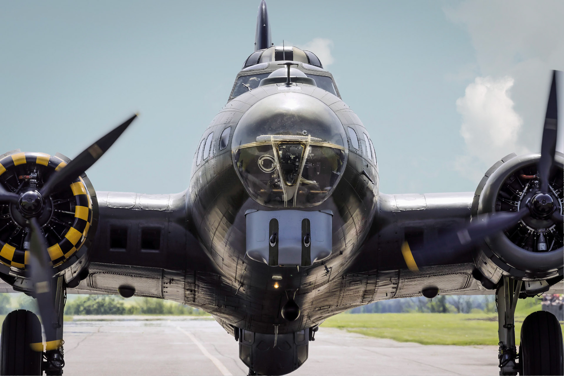 Boeing B17 Flying Fortress, taxiing to take off