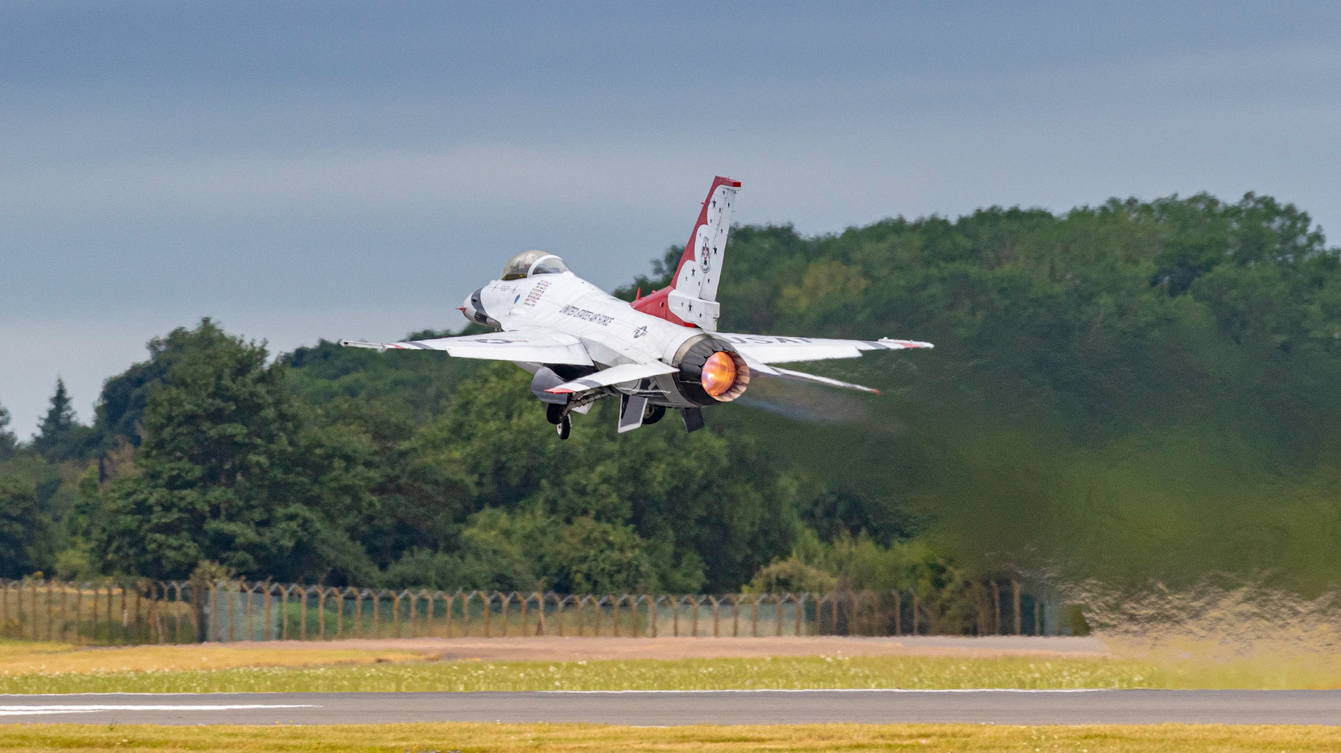 Fairford, UK - 15th July 2017: USAF F16 Thunderbird formation team aircraft in flight