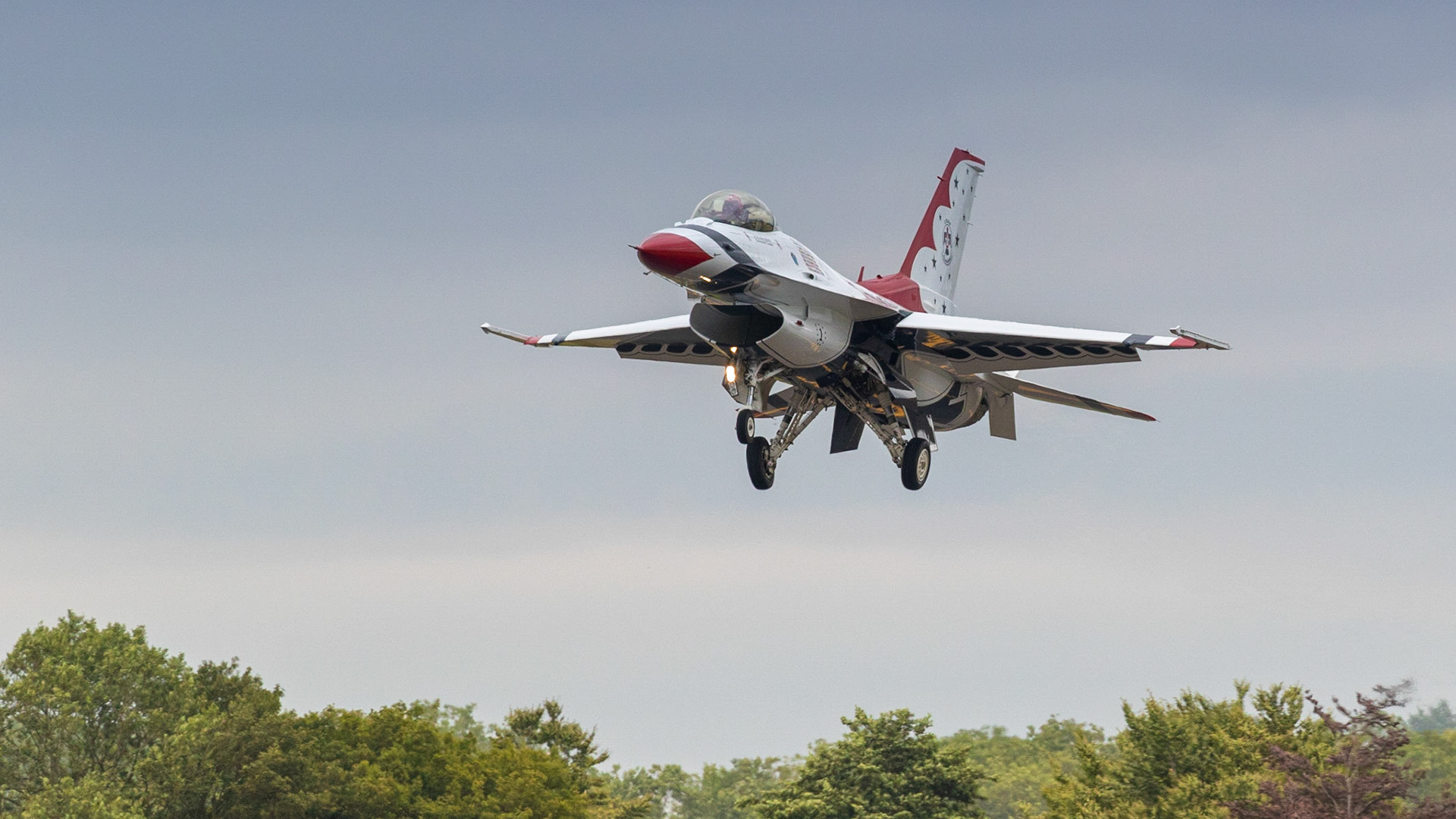 Fairford, UK - 15th July 2017: USAF F16 Thunderbird formation team aircraft landing