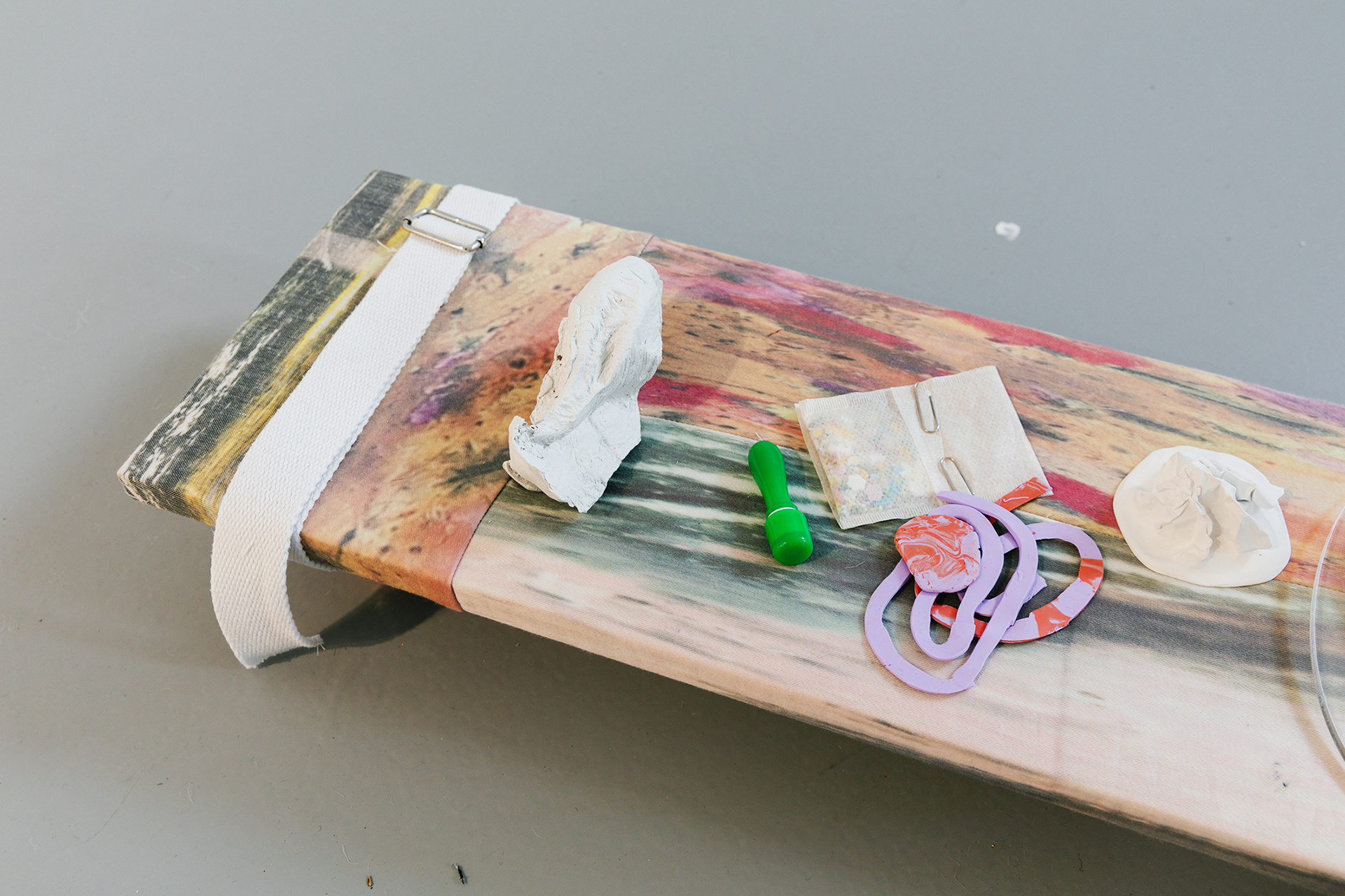 wat dragen we binnen ? . ( nameless publication —2 ) . invited by Falke Pisano . M HKA . Antwerp (B)