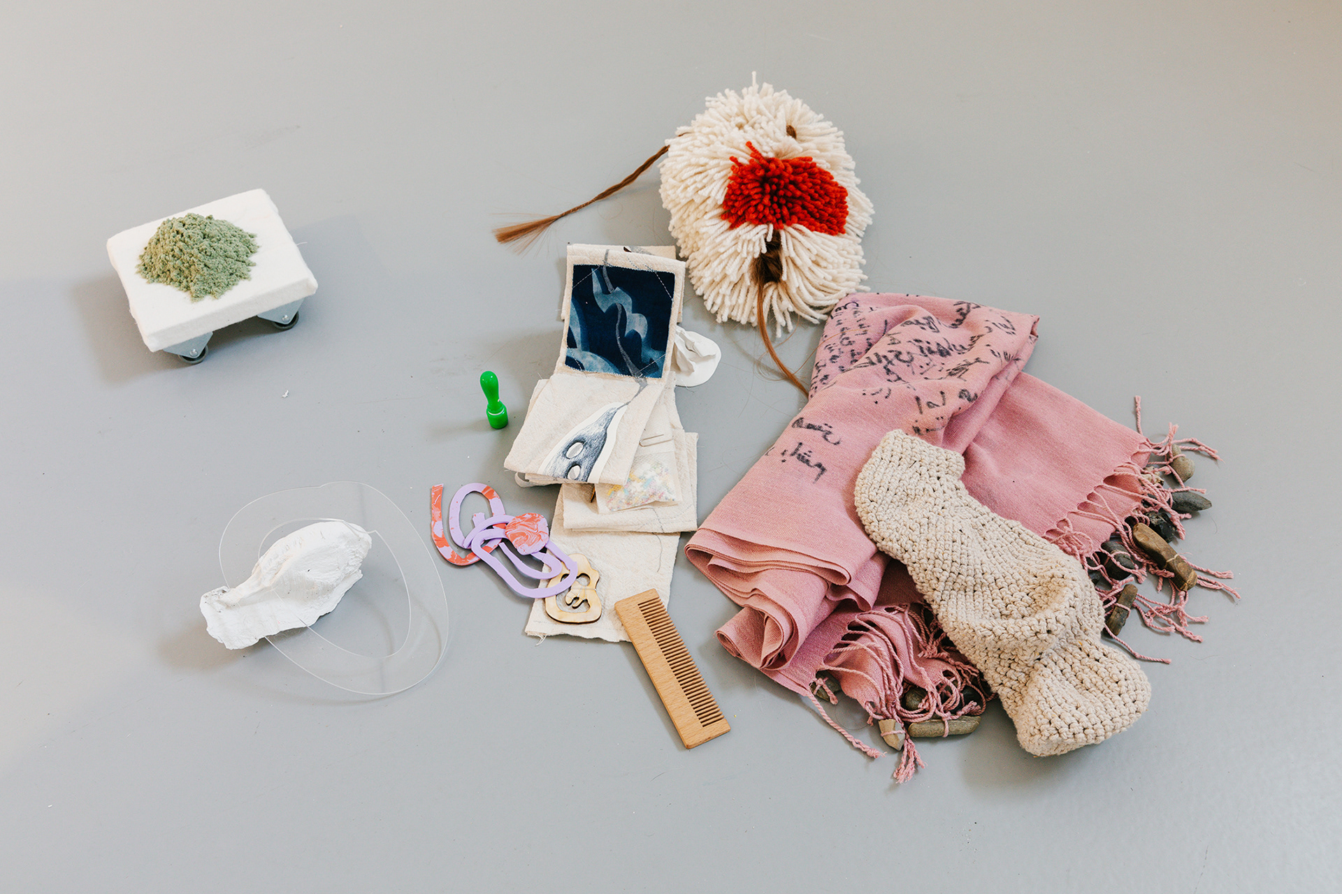 wat dragen we binnen ? . ( nameless publication —2 ) . invited by Falke Pisano . M HKA . Antwerp (B)