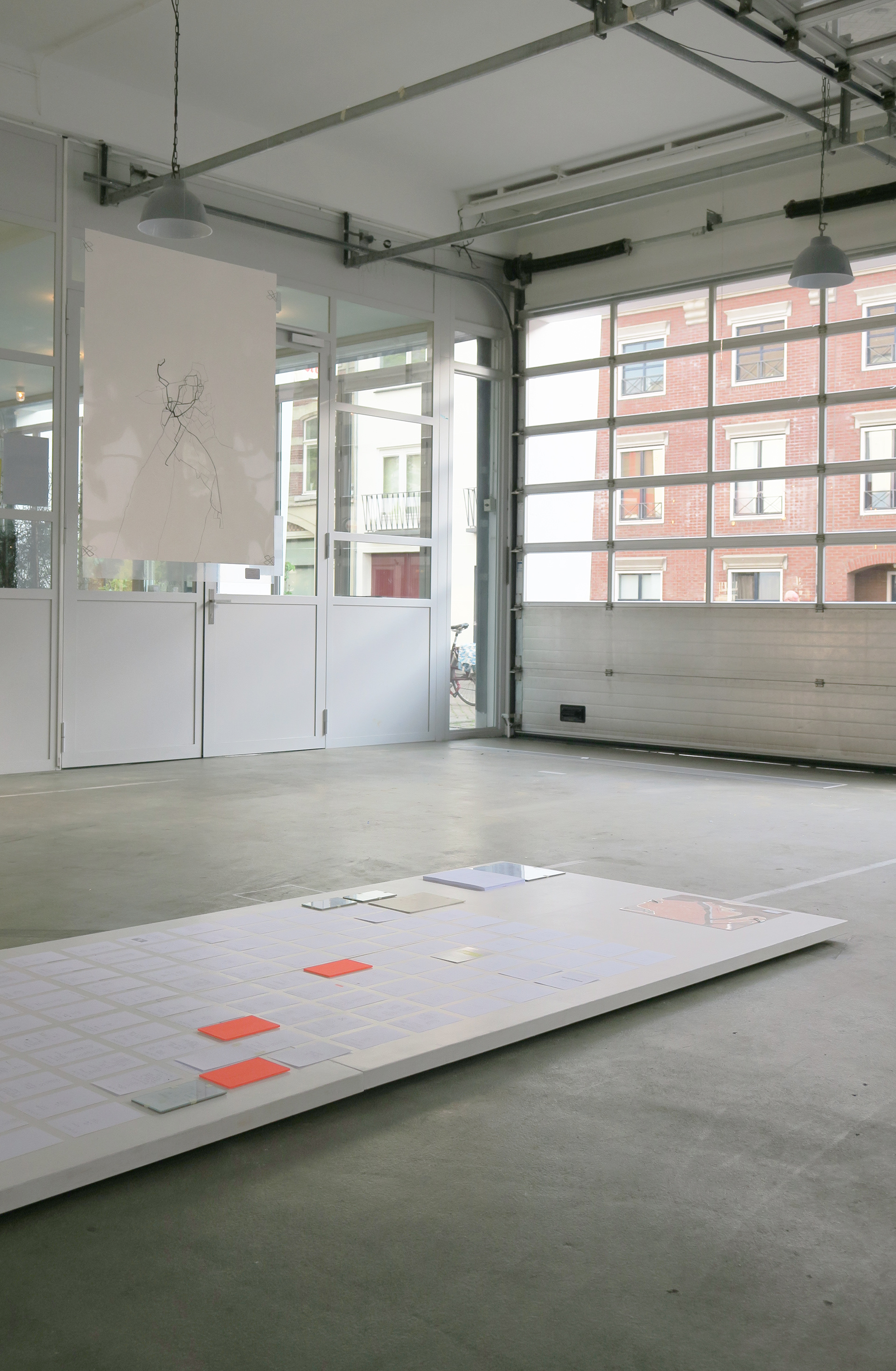 over een eindige weg waarvan de ondergrond zichtbaar wordt . ( 1000 km te voet ) . invited by Jolien Dirix , The Artist And The Others . Kunsttour Maastricht (NL)