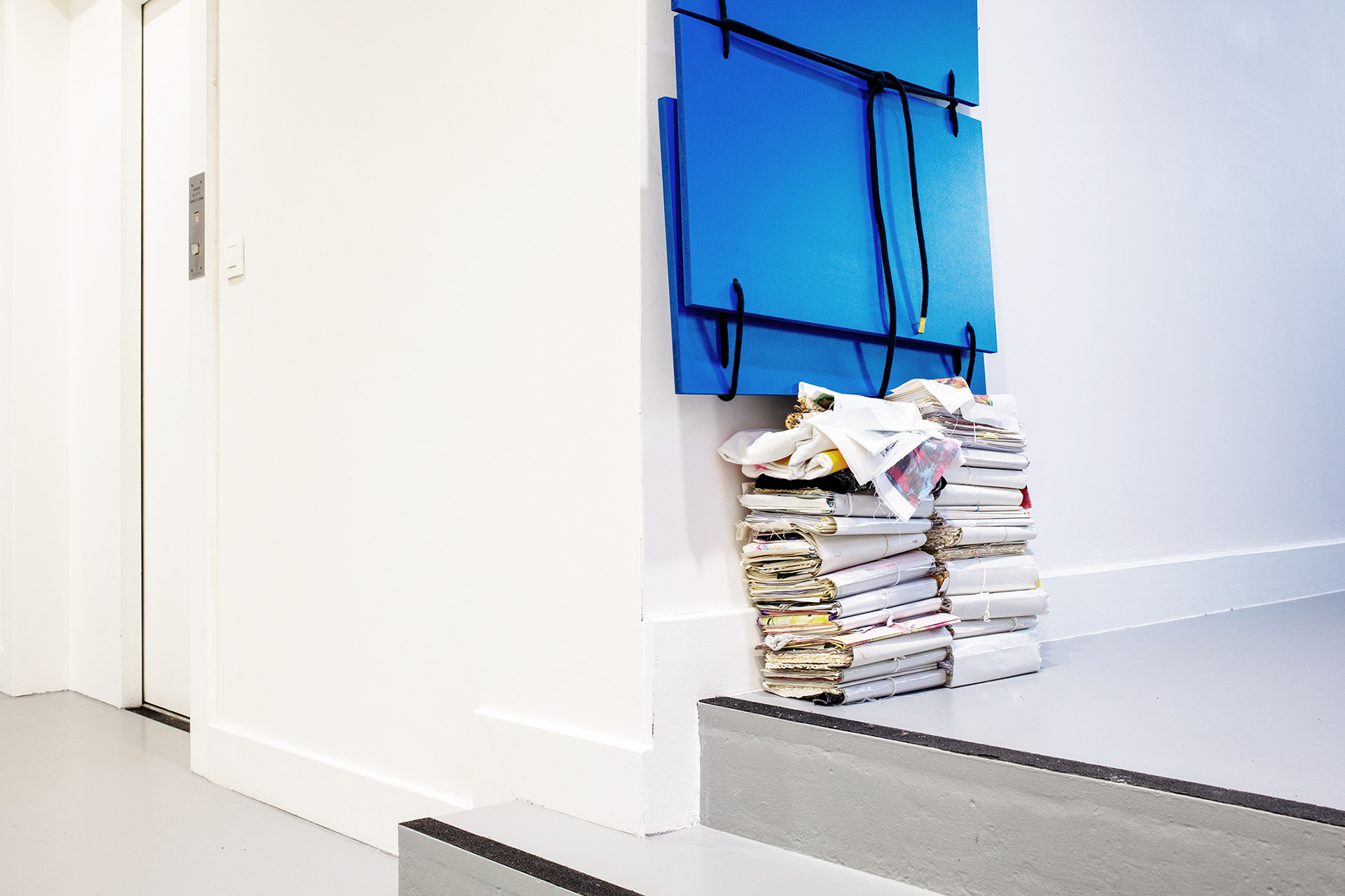 wat dragen we binnen ? . invited by Falke Pisano . M HKA . Antwerp (B)