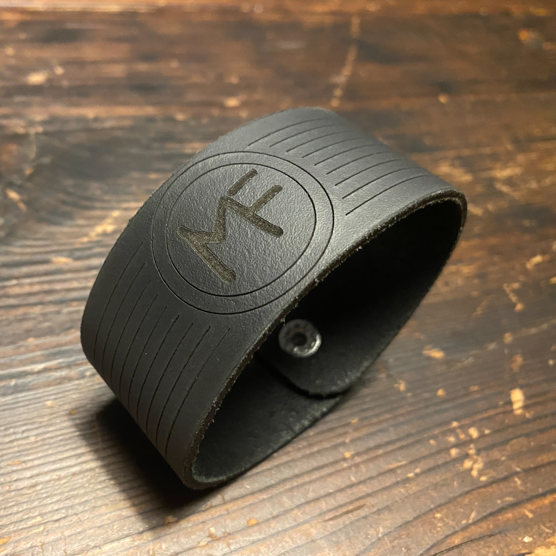 Armband aus Leder und Laser Gravur