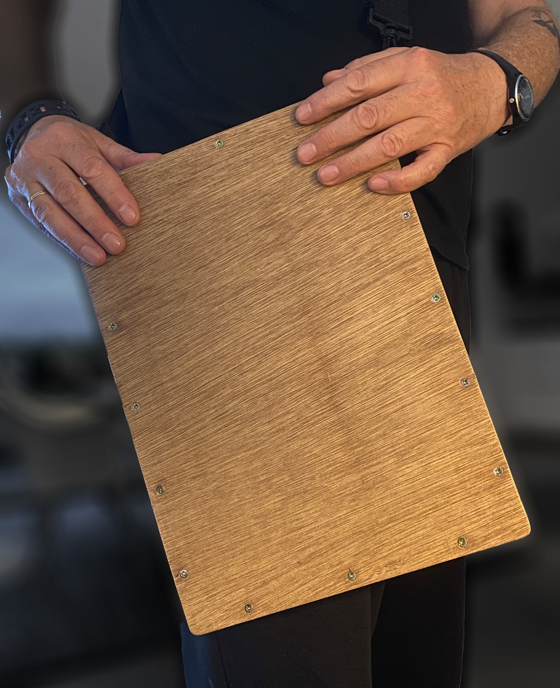 kleine Mini Cajon zum Umhängen mit integriertem Mikrofon zur Verstärkung