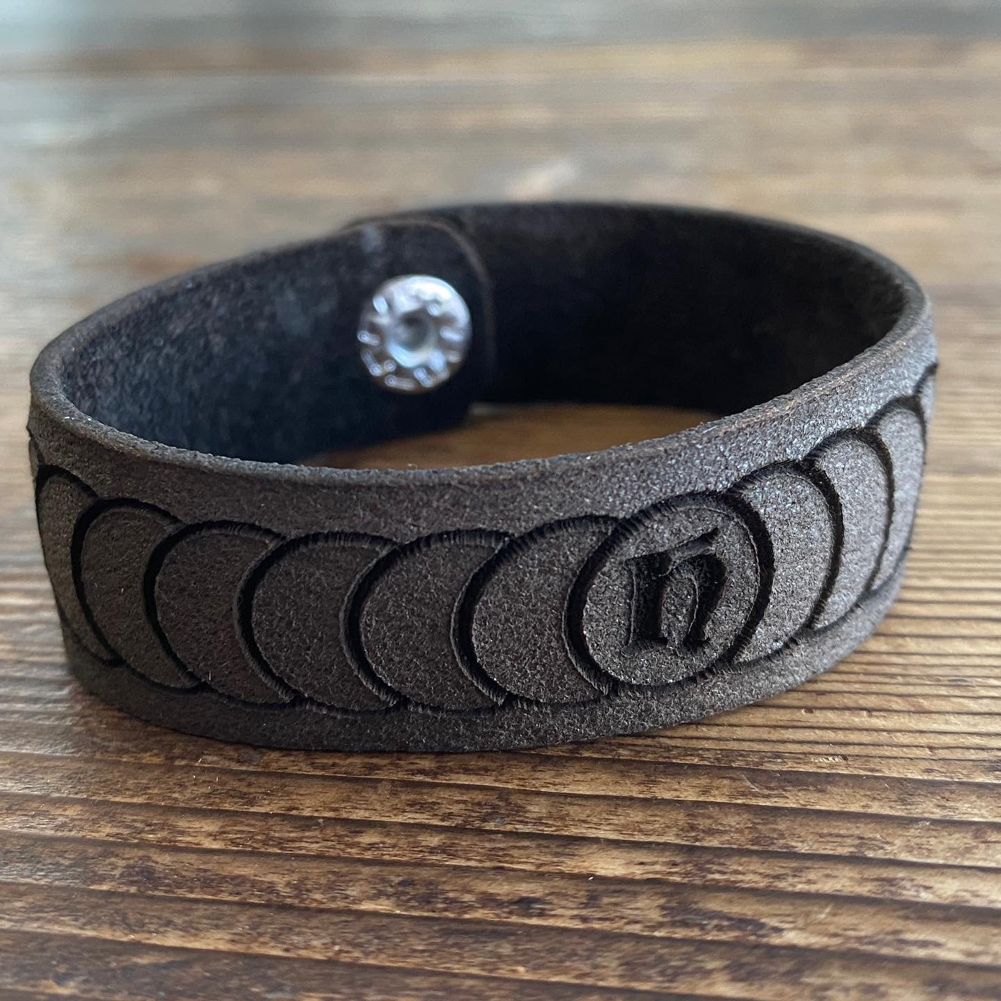 Armband aus Leder und Laser Gravur