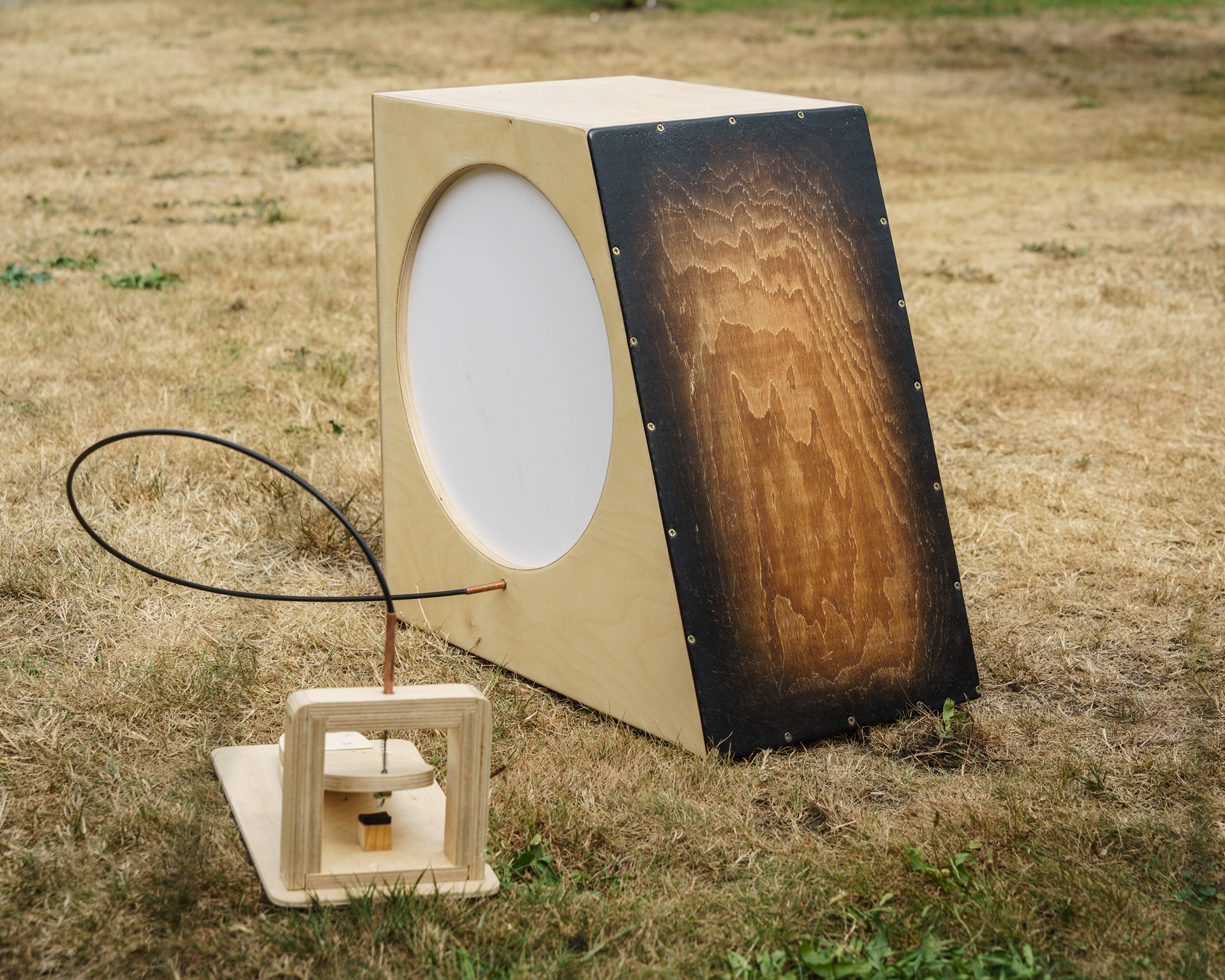 Schlaginstrument Cajon mit eingebauter Kick Drum
