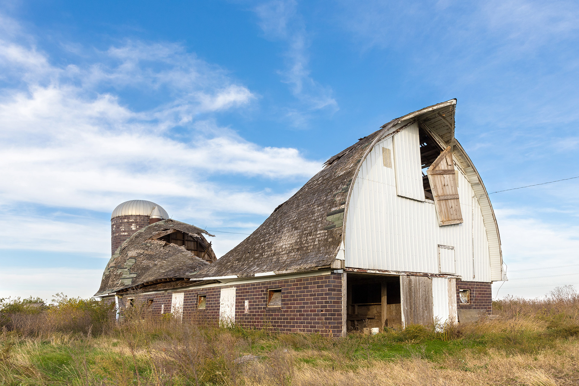 Collapsed barn in Iowa {102017_Plagge_0985}