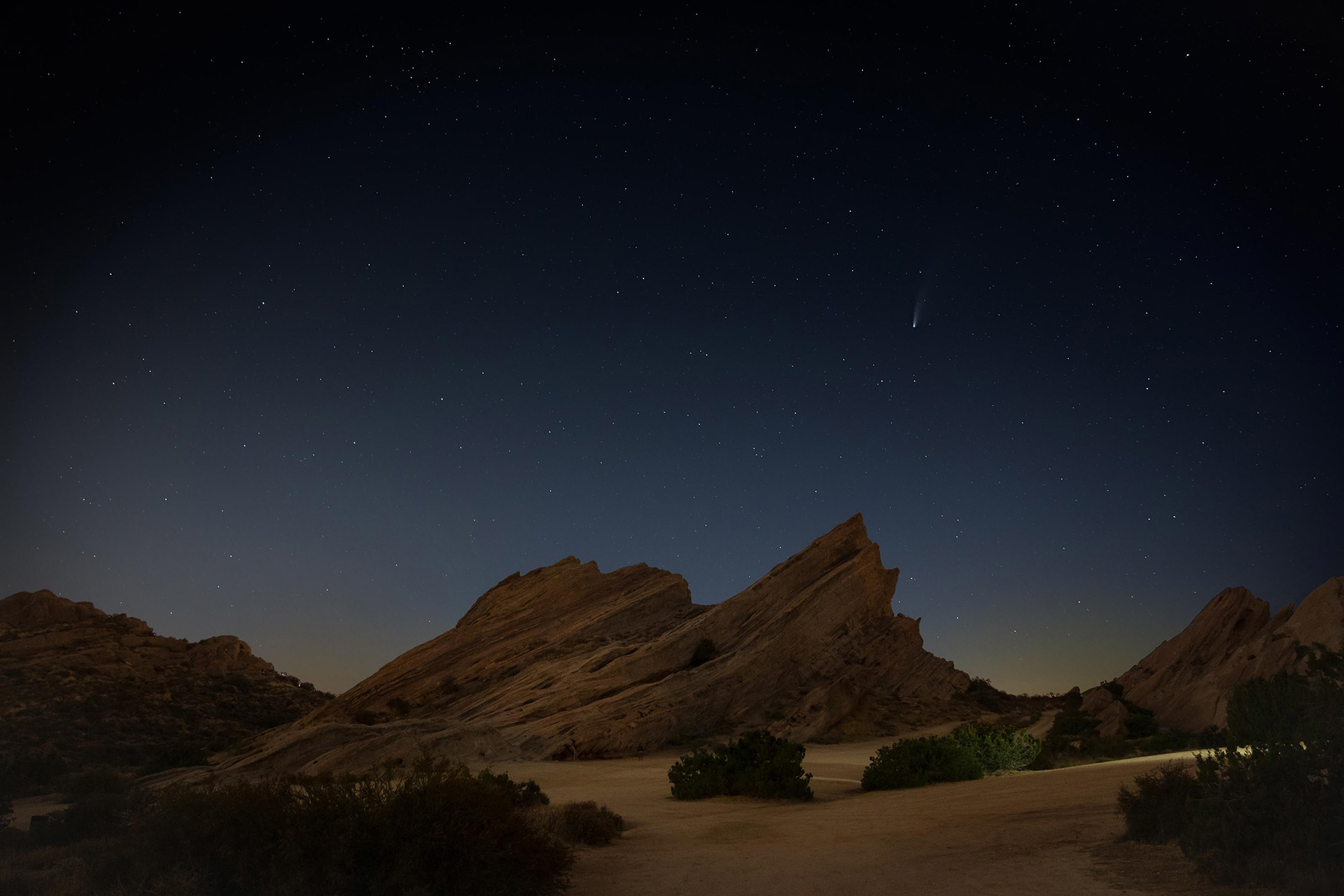 Neowise comit flying over Vasquez Rocks Natural Area, Agua Dulce, CA {072220_Vasquez_01}