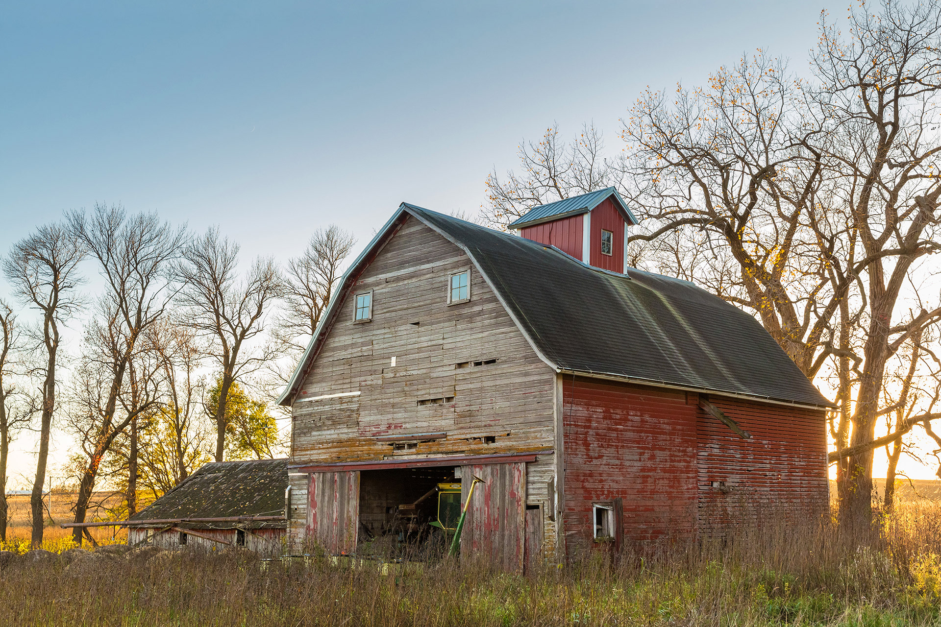 Red barn during the sunset, Iowa {102017_Plagge_1085}