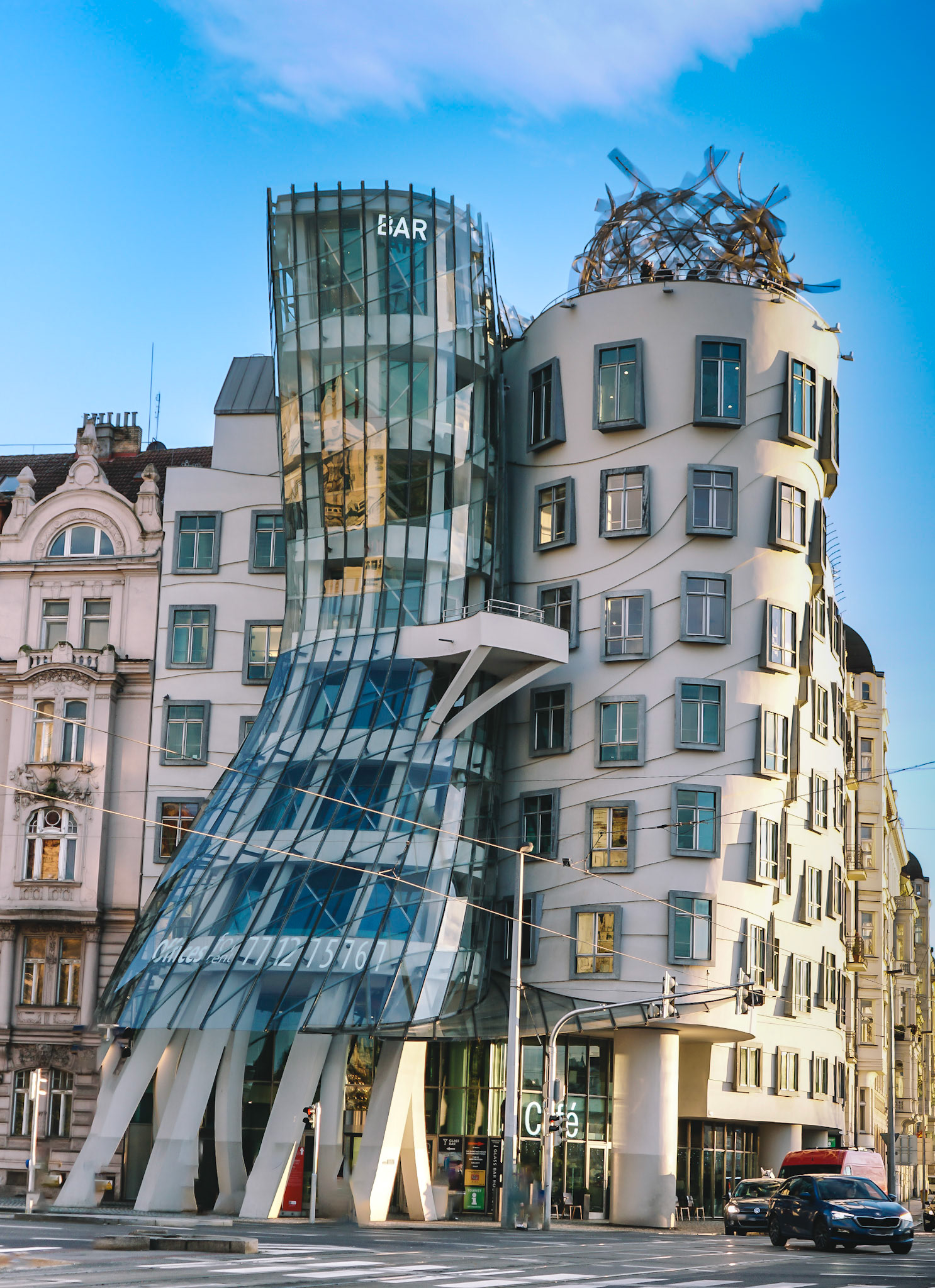 Moderne Kontraste – Tanzendes Haus