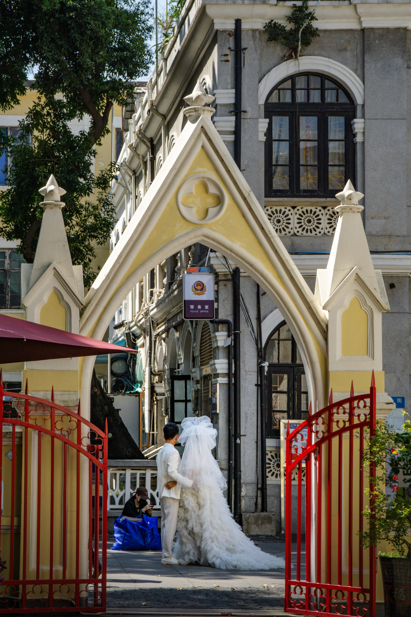 Brautpaar vor der Kirche – ein Moment zwischen Ritual und Tourismus
