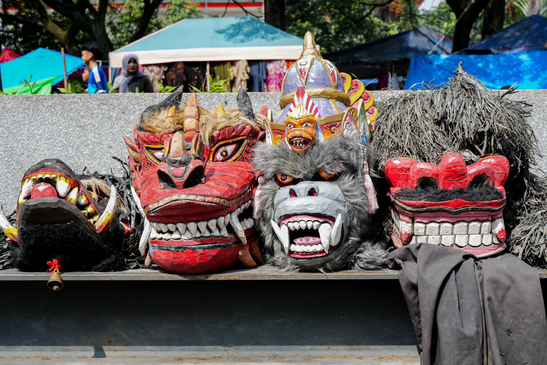 Kampfgeist & Masken – Junge Kämpferin vor Reog-Requisiten
