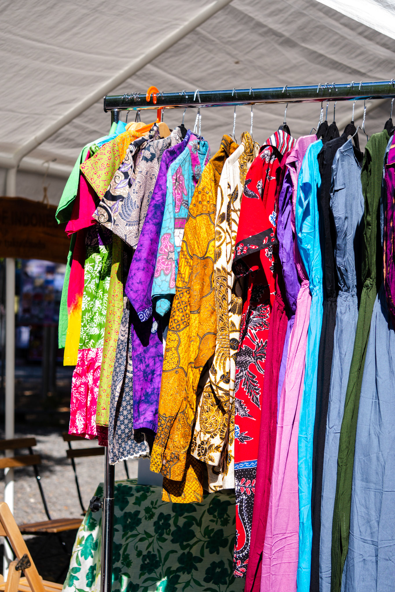 Traditionelle Kleidung in lebendigen Farben bringt die Vielfalt Indonesiens zum Strahlen