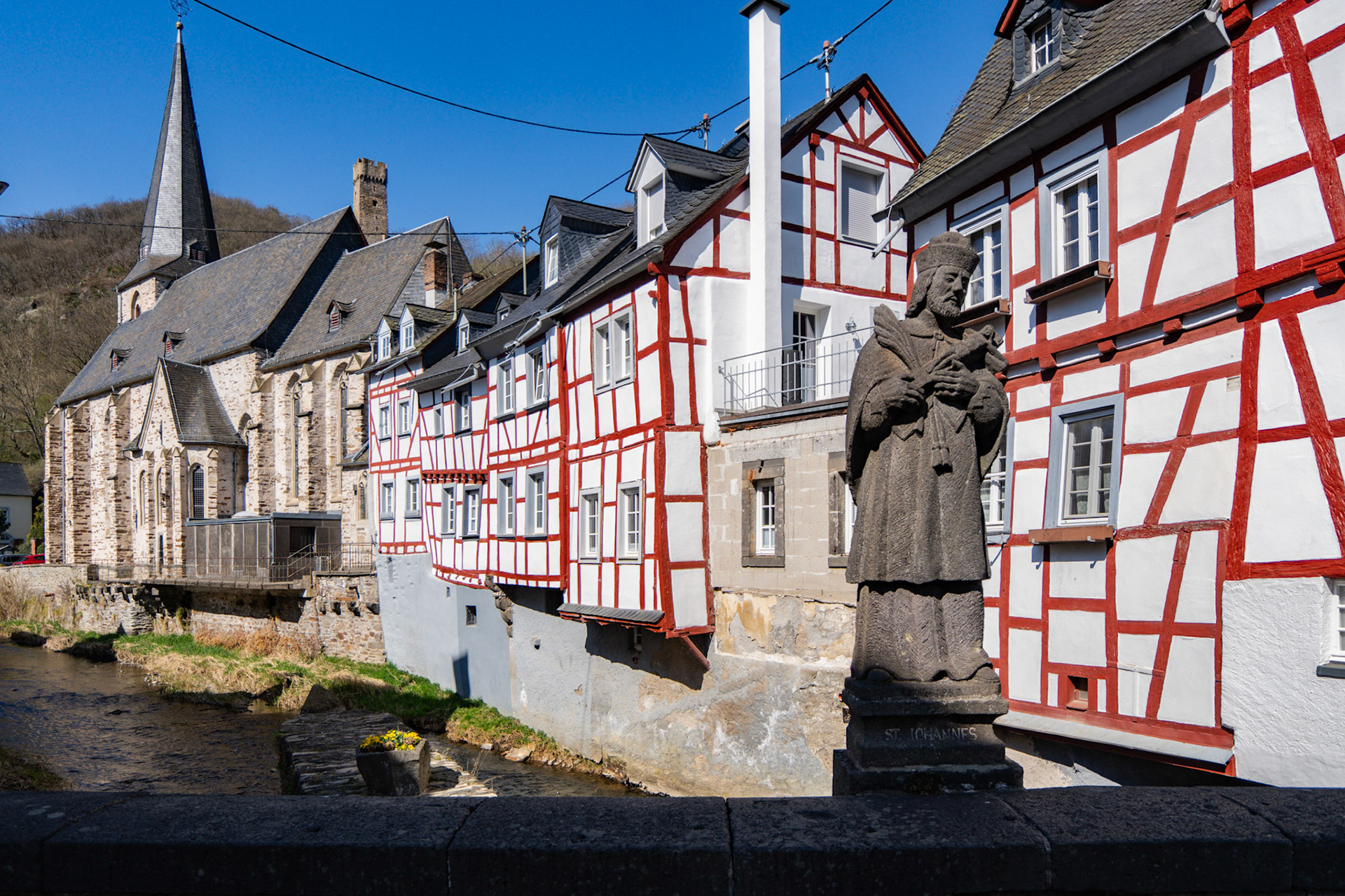 Fachwerkhäuser säumen das Wasser – wie gemalt