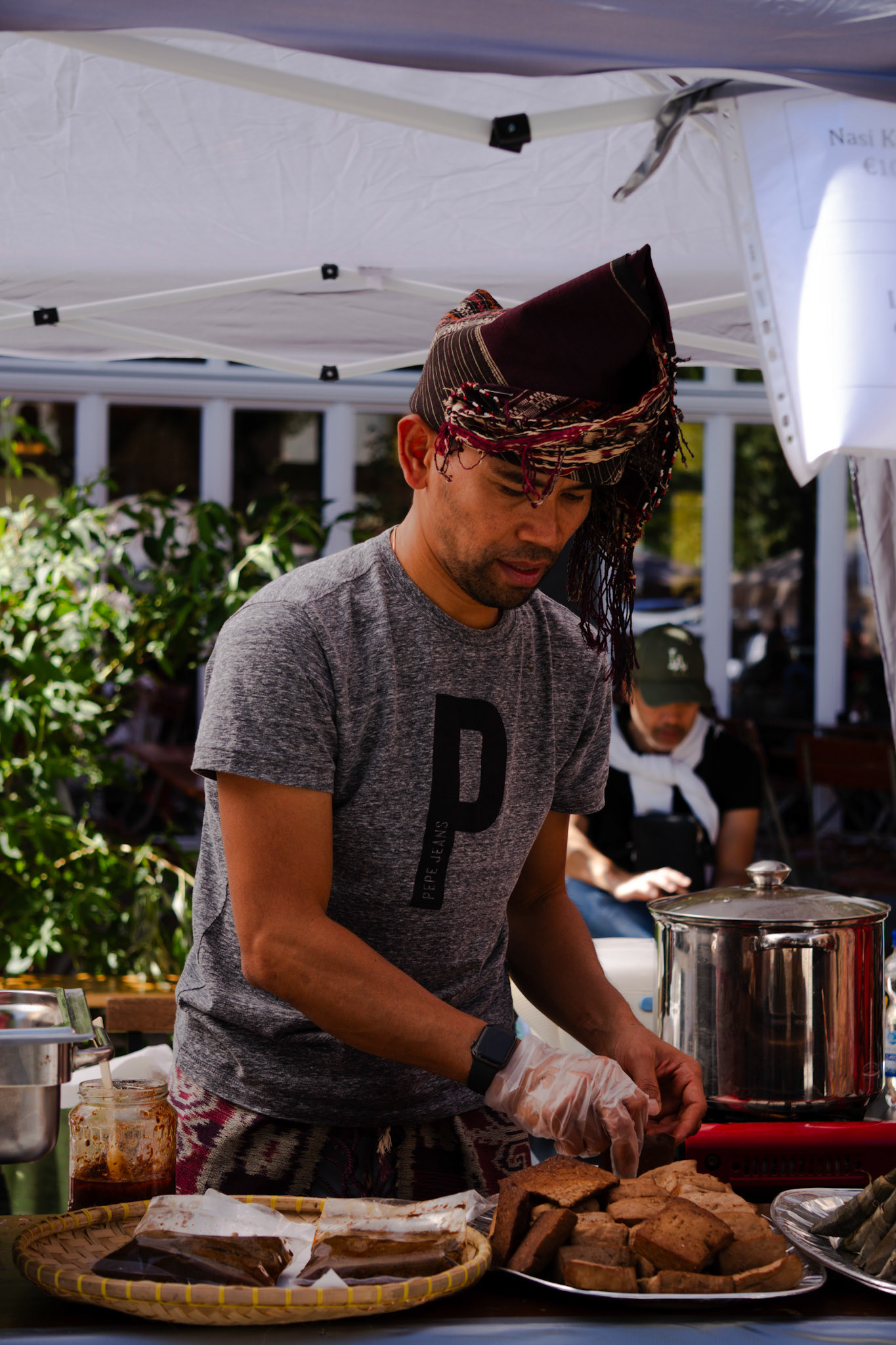 Ein Mann bereitet mit Hingabe indonesische Klassiker zu